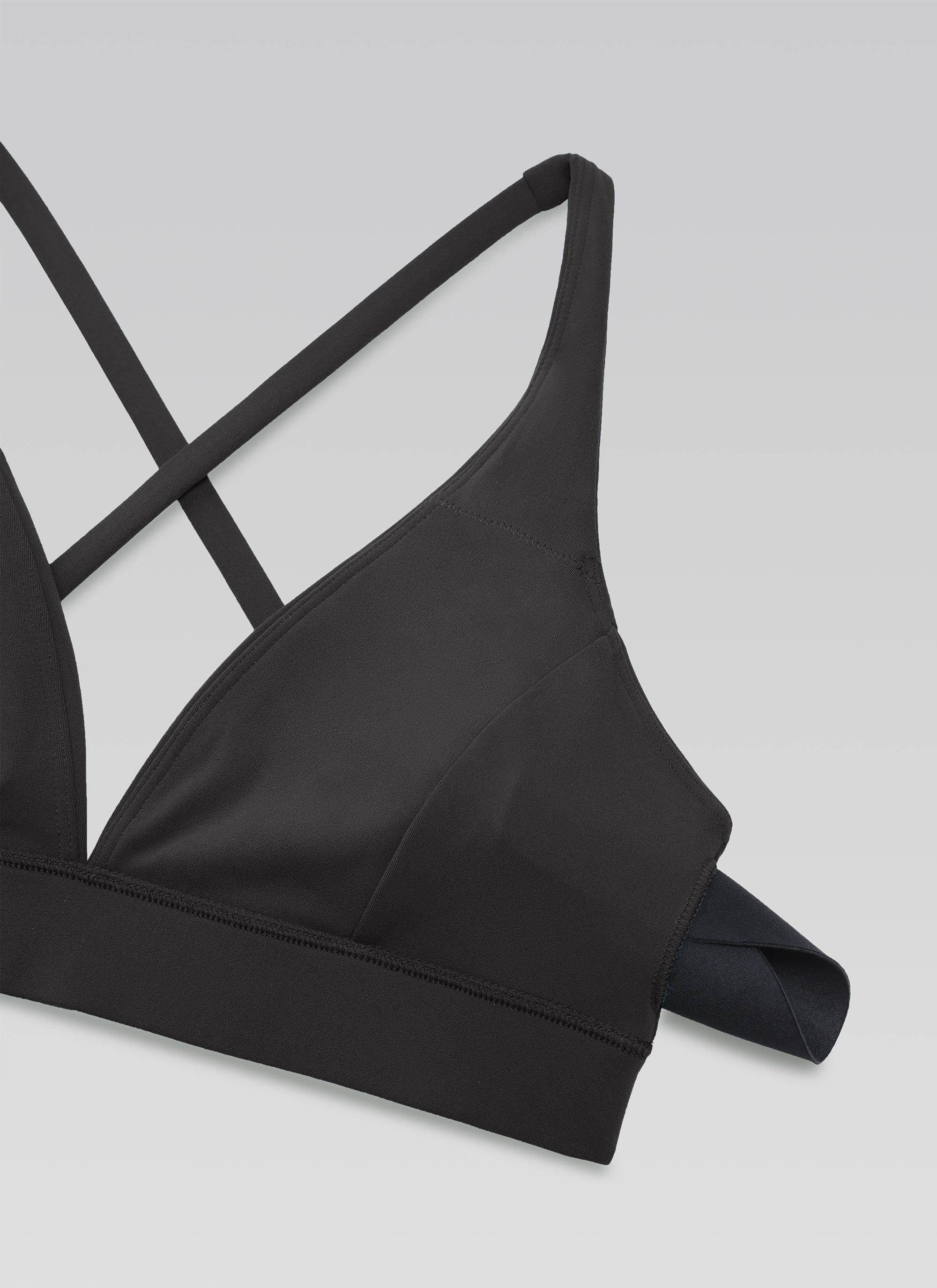 חזיית ספורט תומכת Butterluxe Deep V Neck - שחור