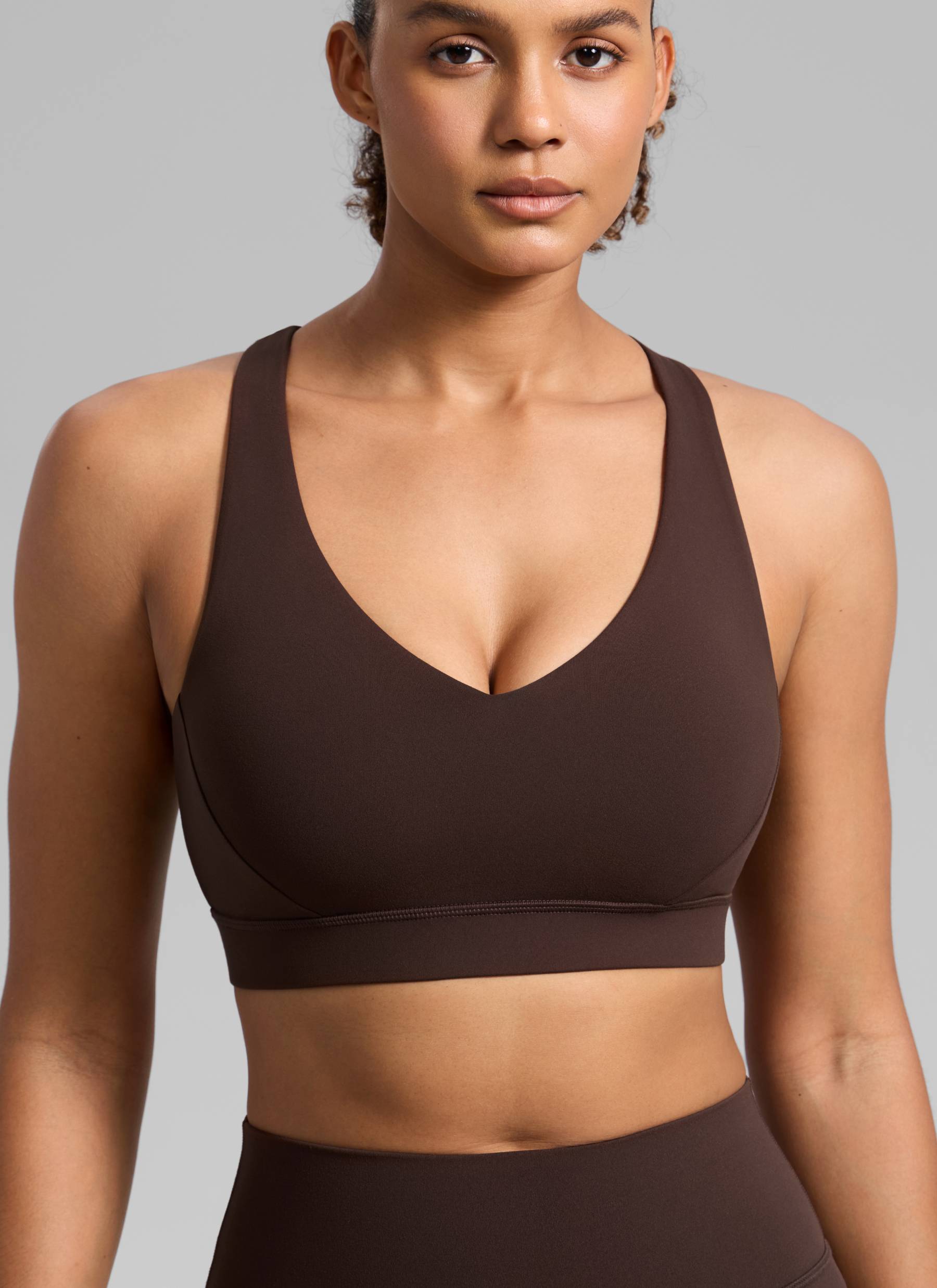 חזיית ספורט תומכת Butterbreeze V Neck עם רצועות מתכווננות - Hot Fudge Brown