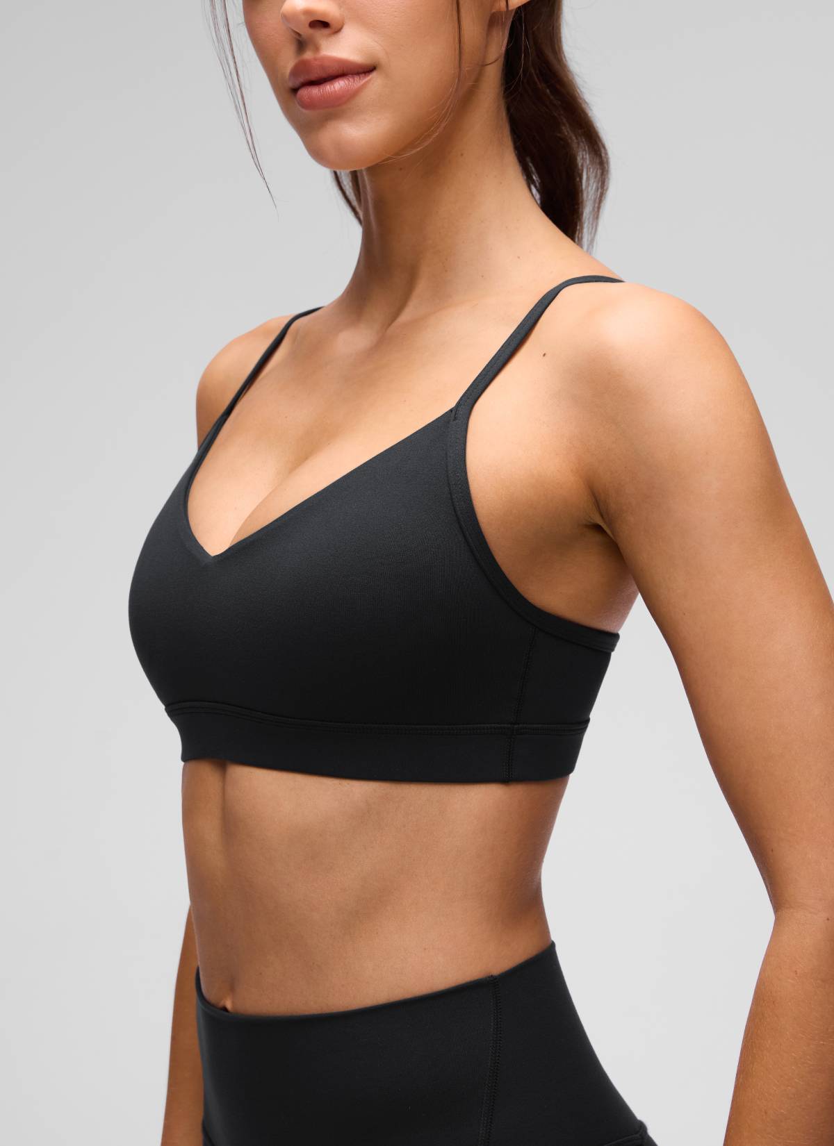חזיית ספורט Butterluxe V Neck עם רצועות מתכווננות - שחור