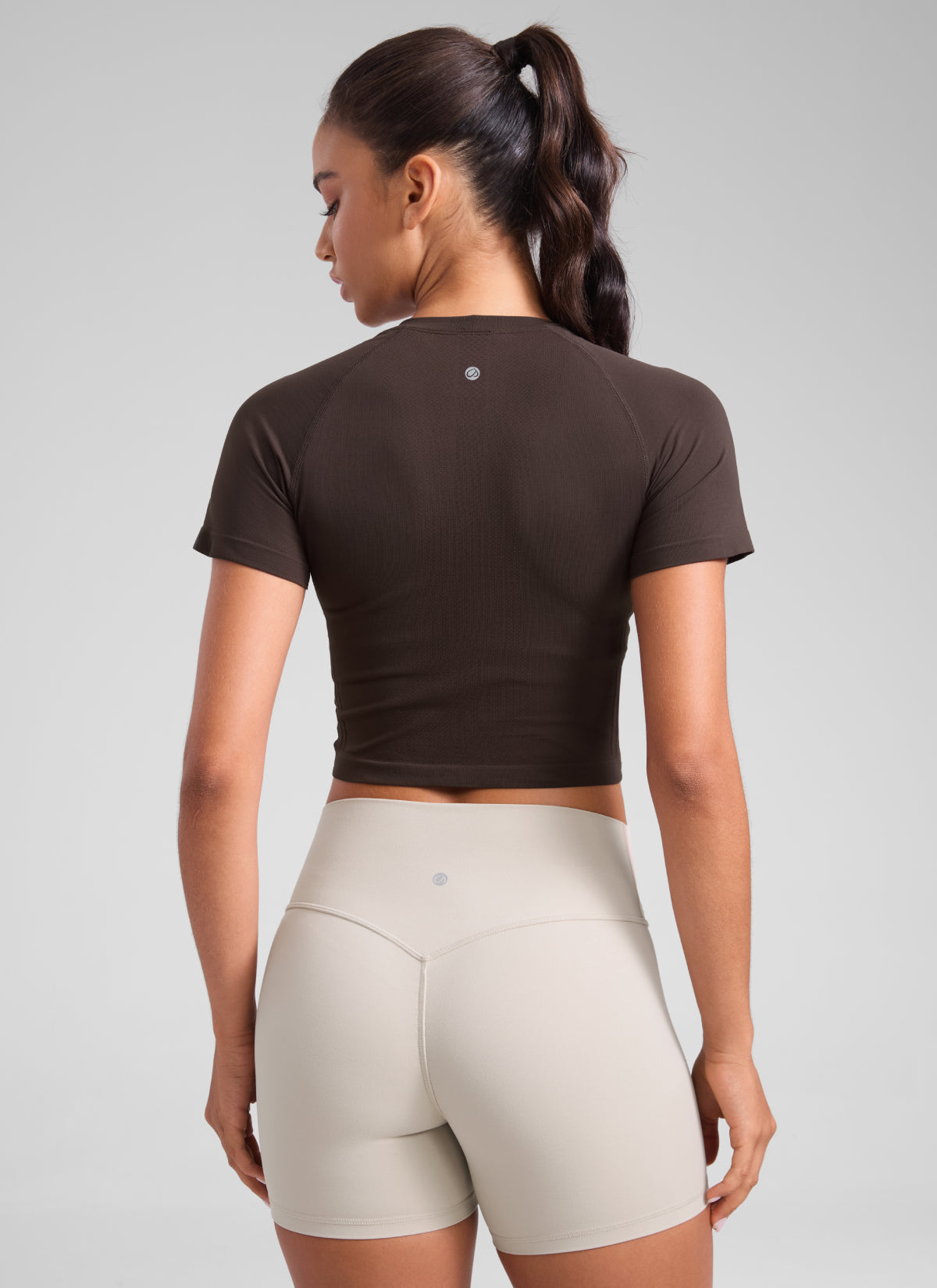 חולצת קרופ קצרה Seamless Crew Neck - Hot Fudge Brown
