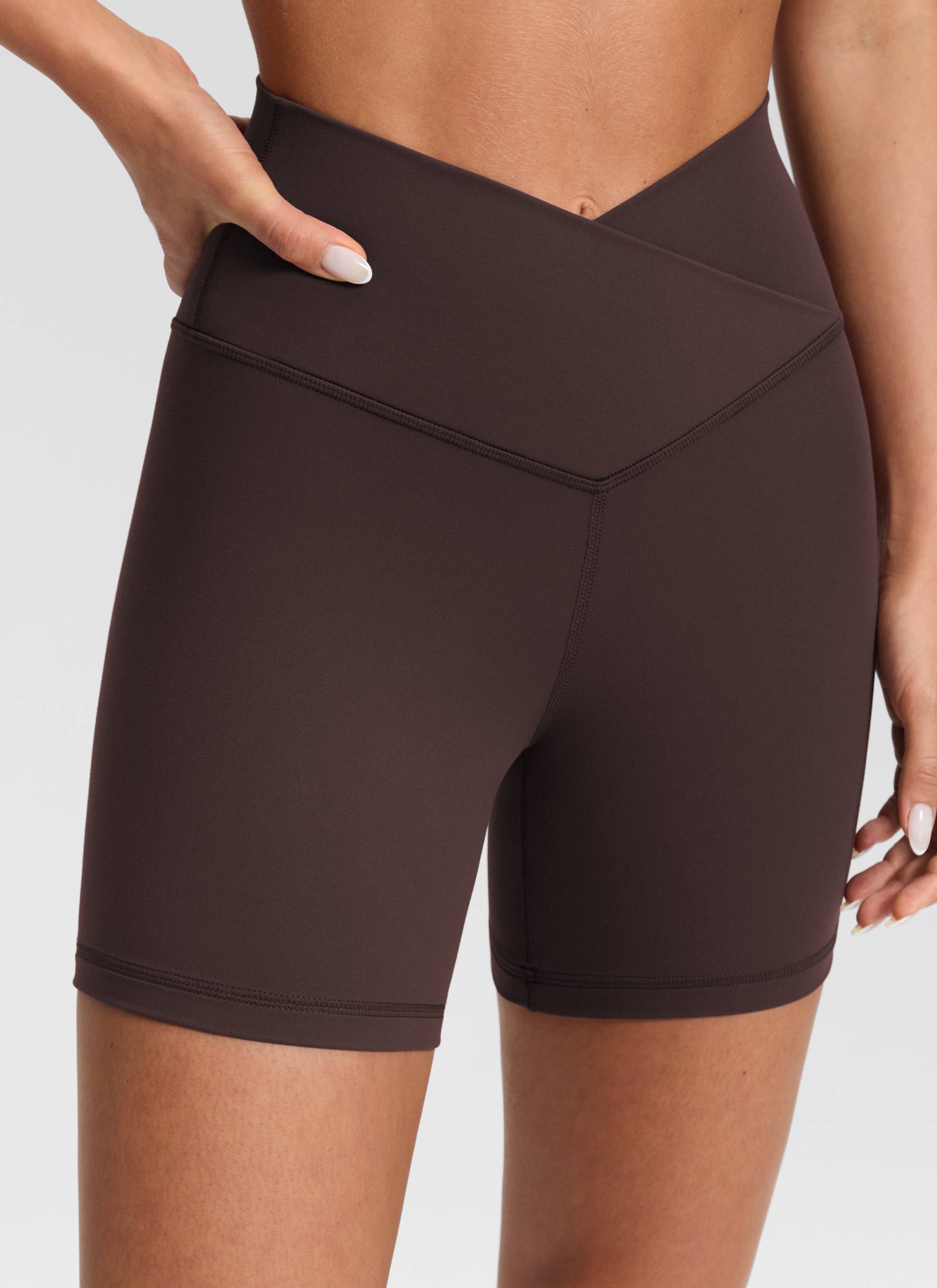 טייץ קצר 5″ V Cross Waist Butterluxe - Hot Fudge Brown