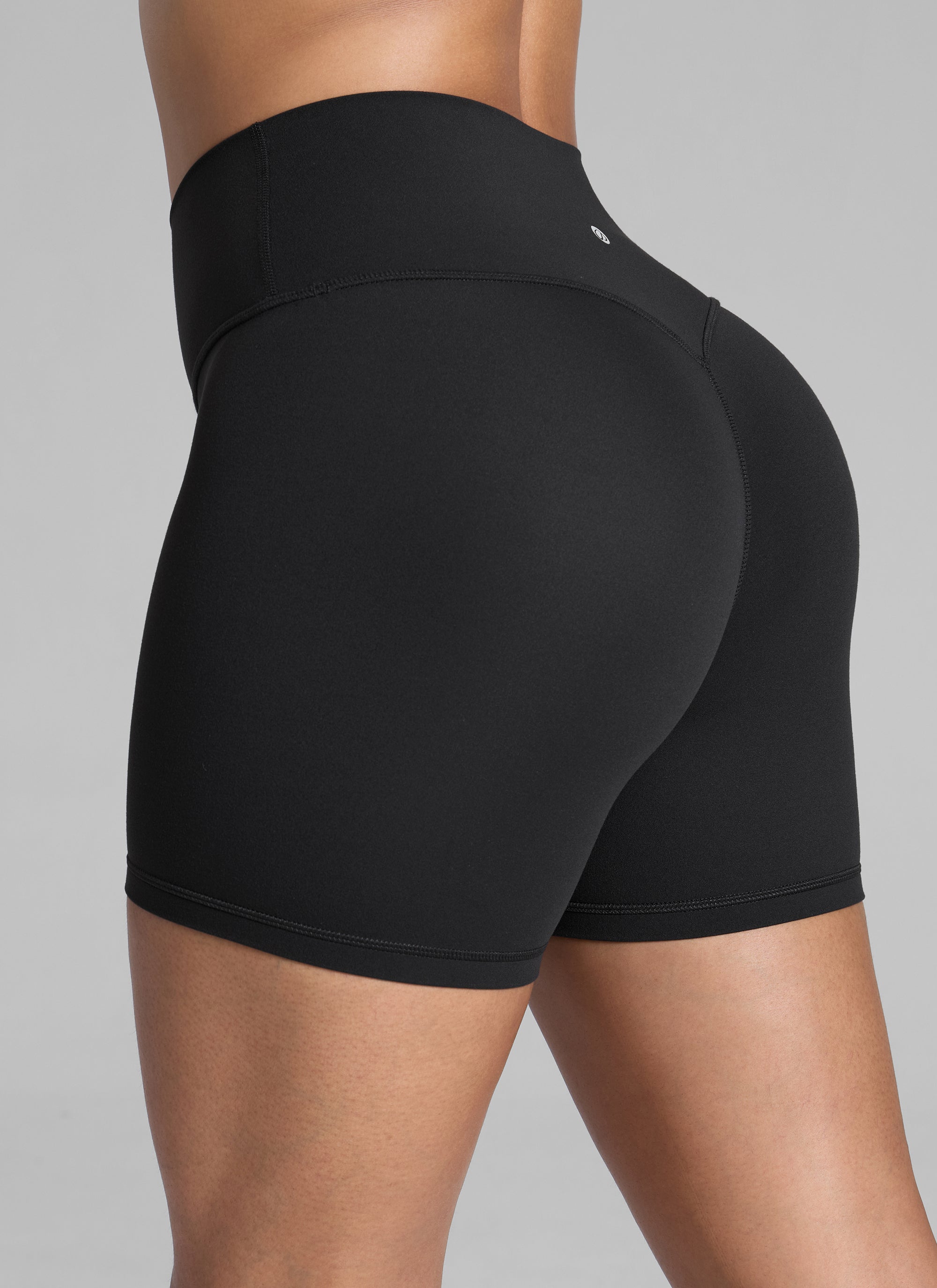 טייץ מחטב+ קצר עם כיווץ בישבן 4" Butterlift Secretsculpt™ ללא תפר קדמי - שחור
