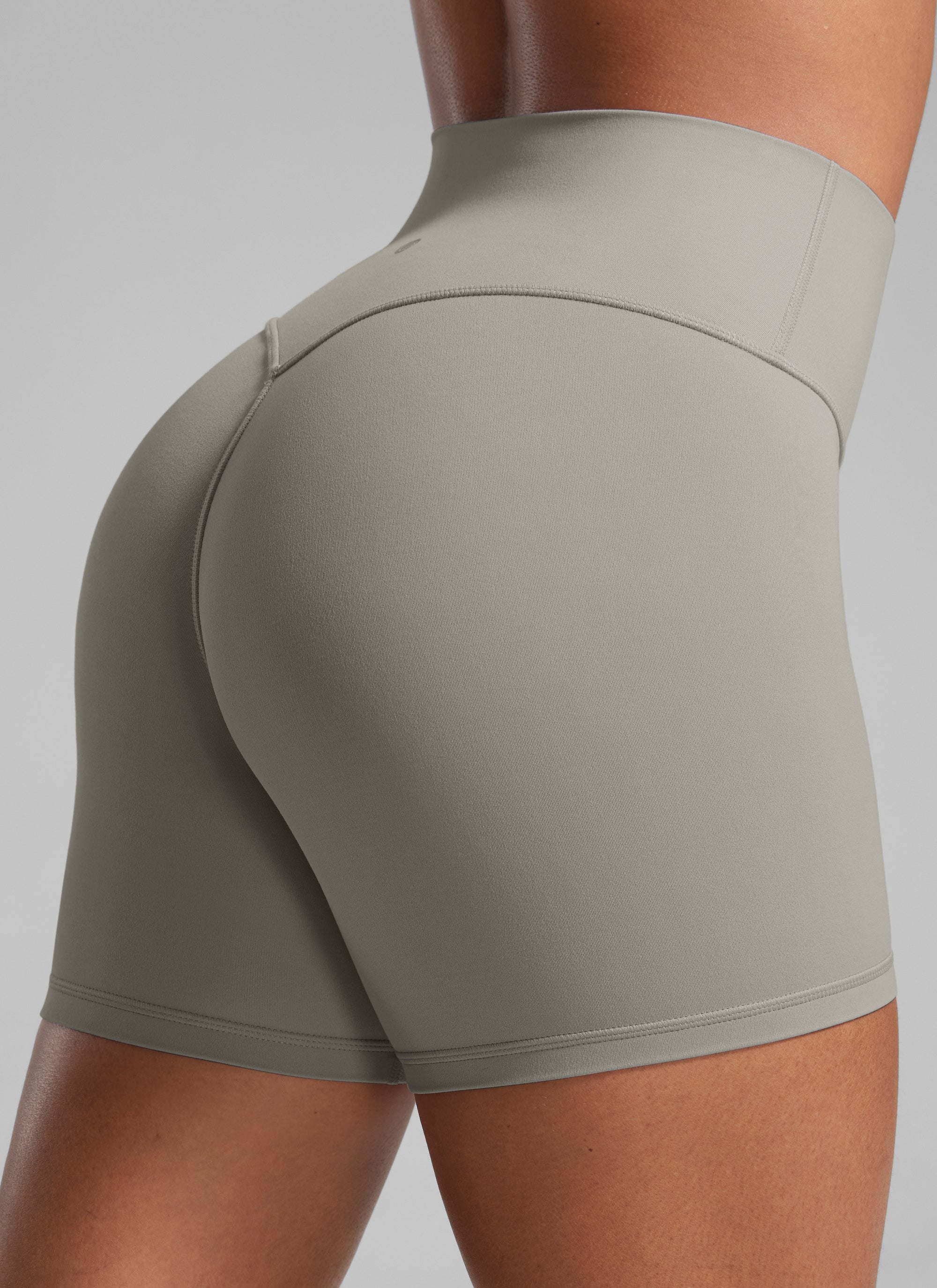טייץ מחטב+ קצר עם כיווץ בישבן 4" Butterlift Secretsculpt™ ללא תפר קדמי - Rocky Grey