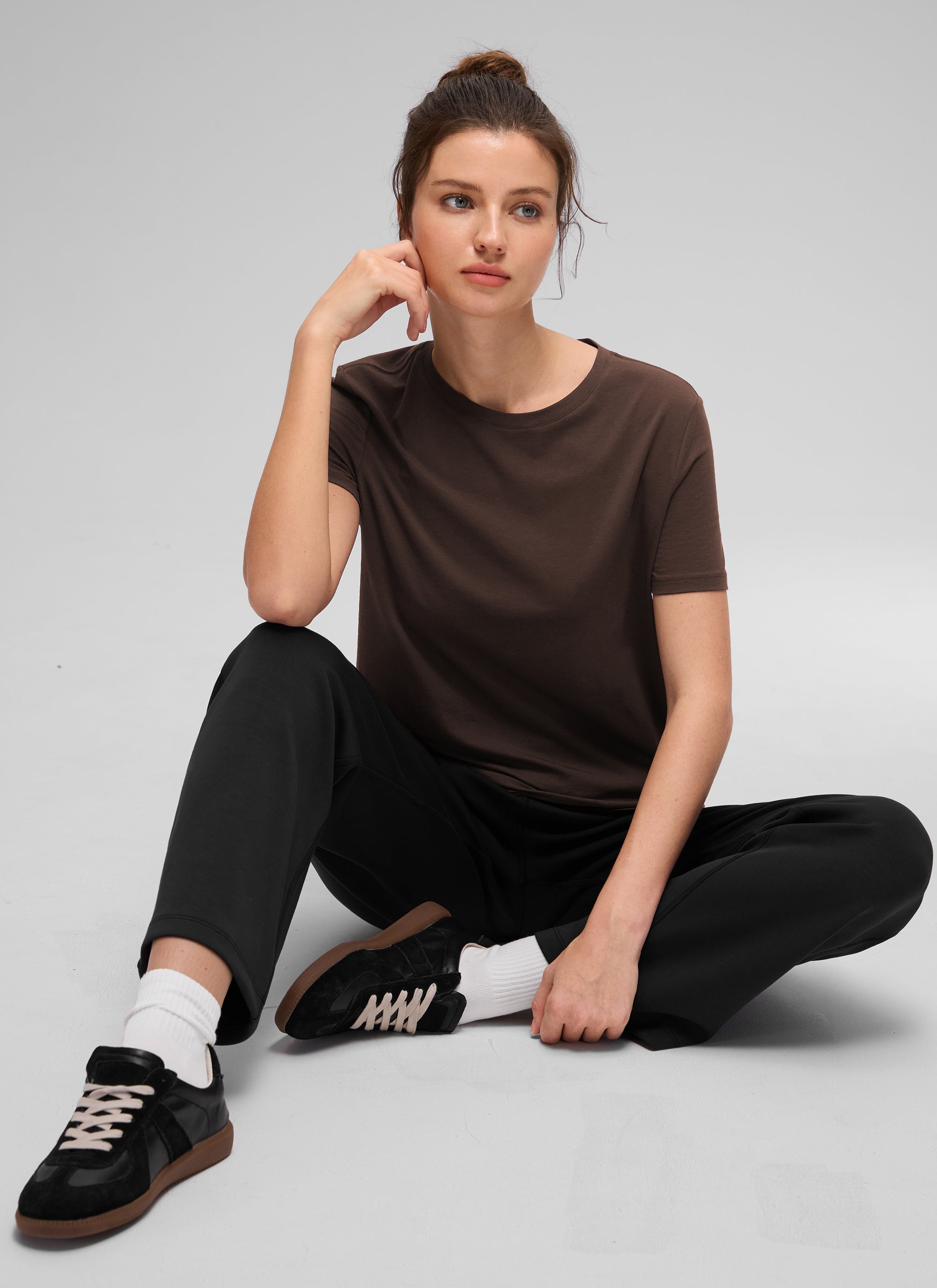 חולצה קצרה Pima Cotton Round Neck - Hot Fudge Brown