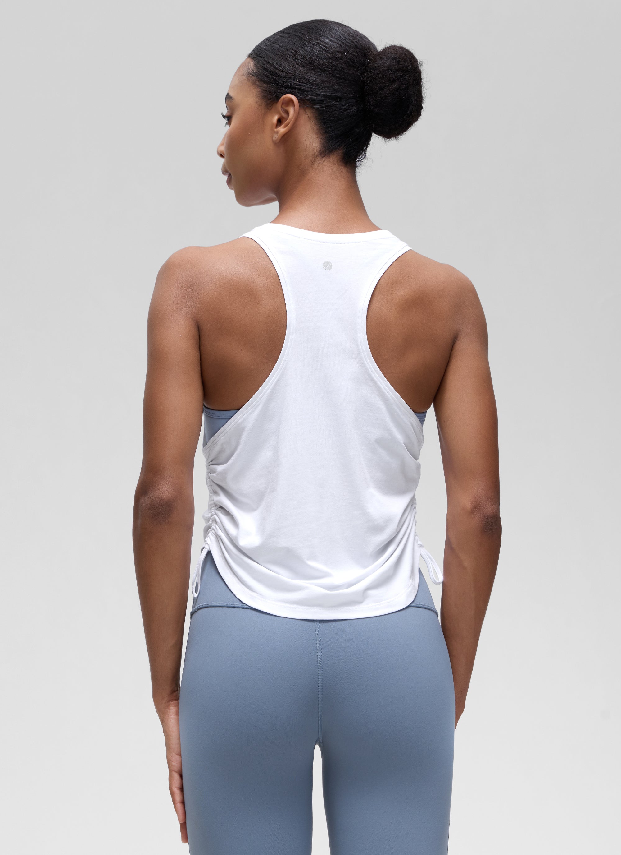 גופיית אימון Pima Cotton Racerback Ruched - לבן