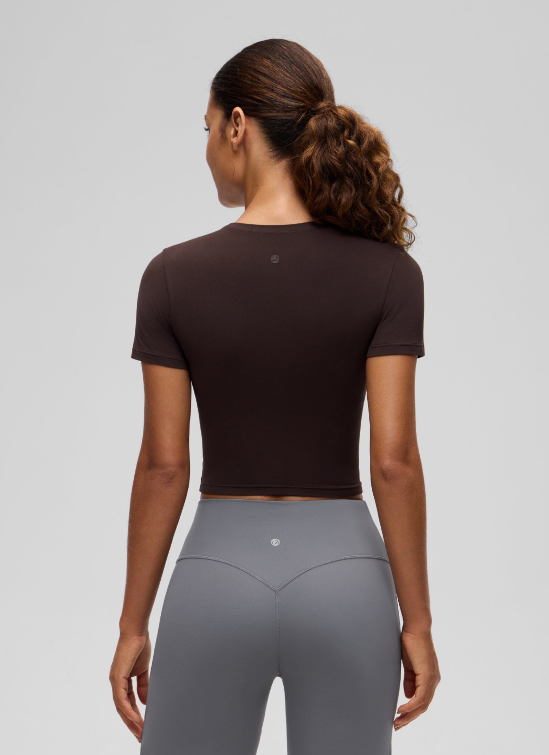 חולצת קרופ קצרה Softembrace Crewneck - Hot Fudge Brown