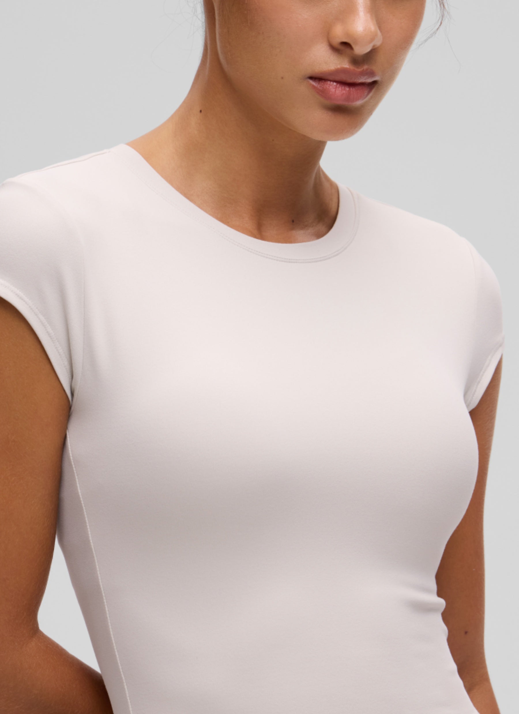 חולצת קרופ קצרה Softembrace Cap Sleeve - Milky White