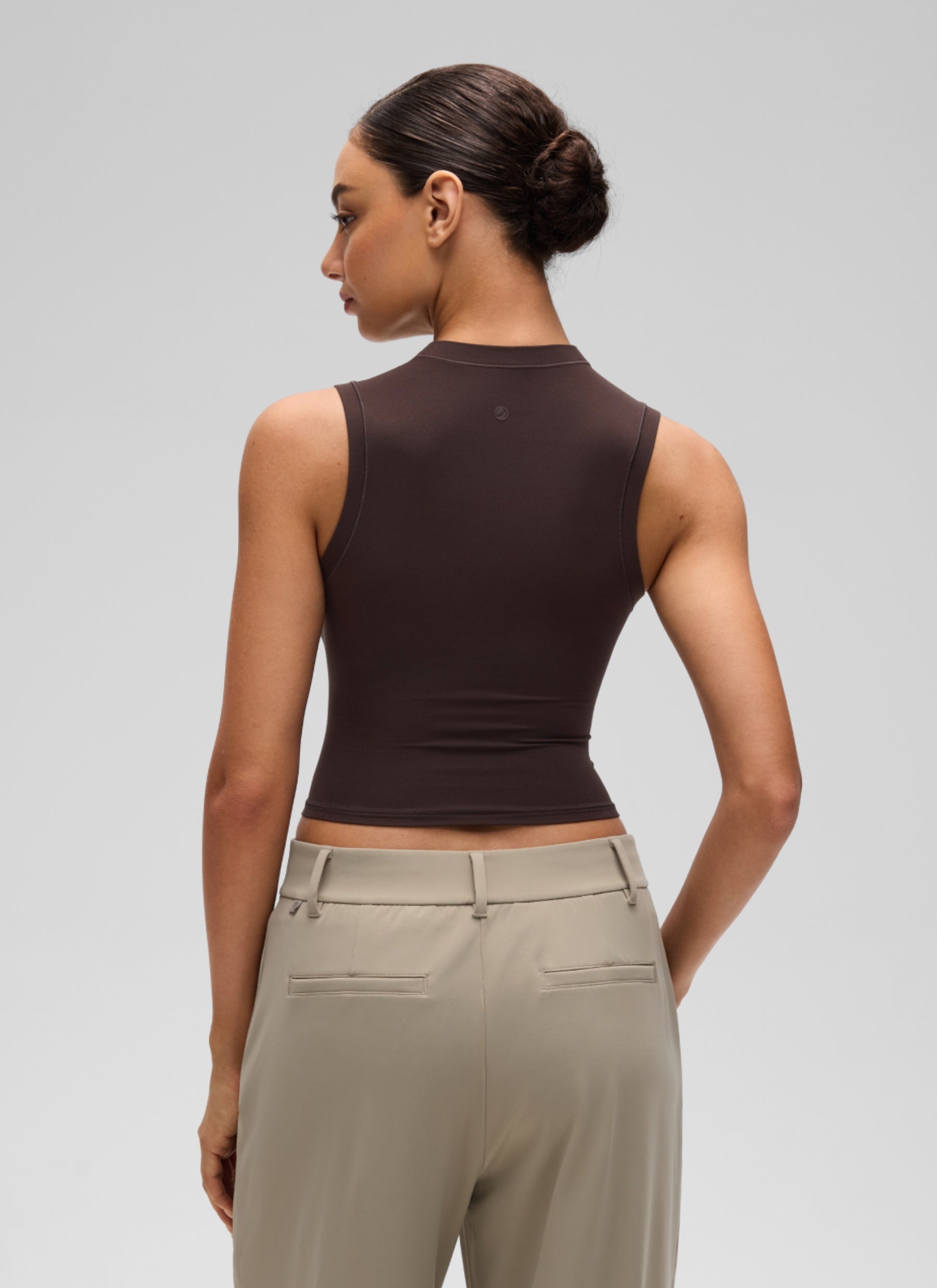 גופיית קרופ Softembrace High Neck Racerback - Hot Fudge Brown
