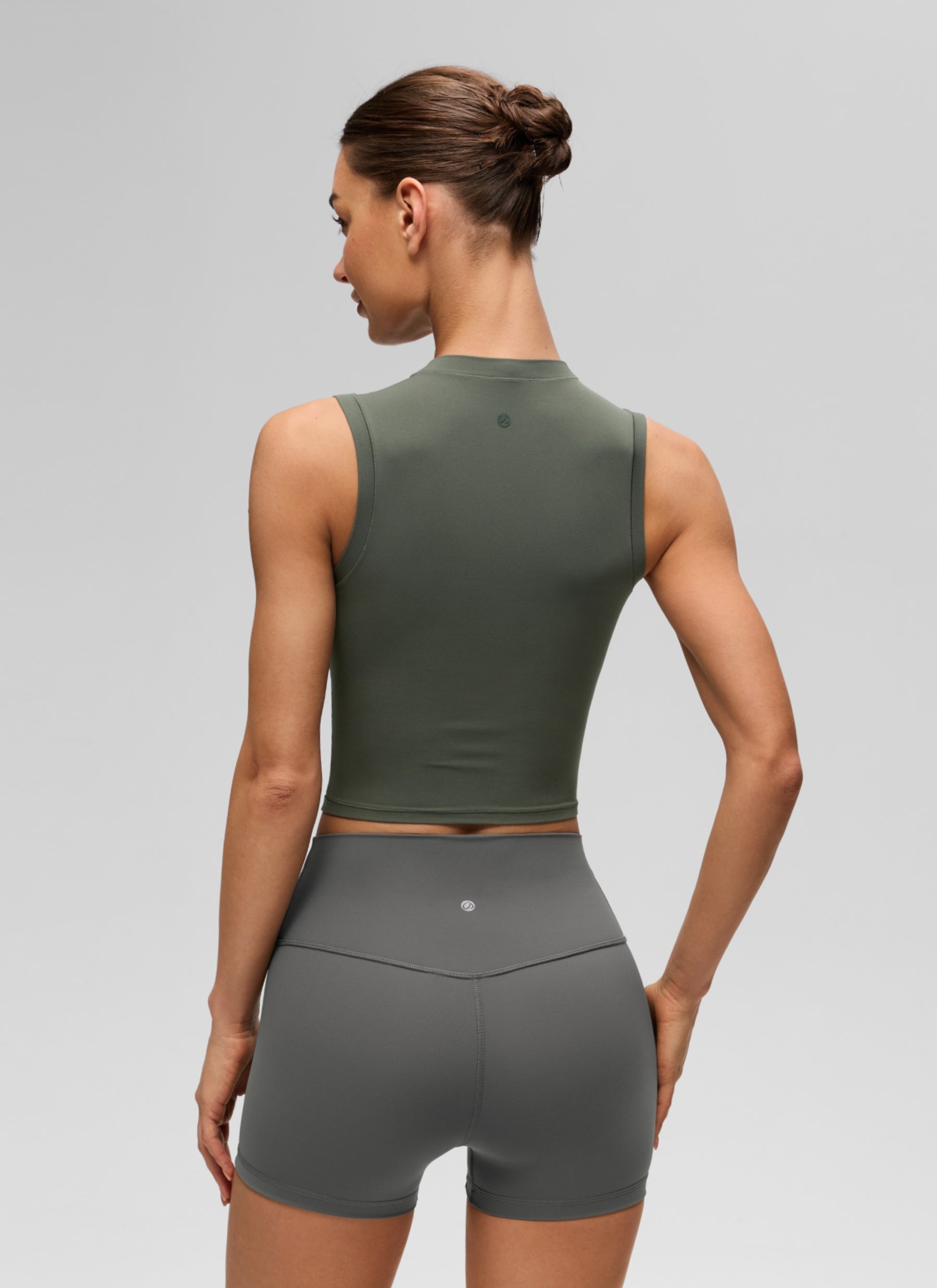 גופיית קרופ Softembrace High Neck Racerback - זית בהיר