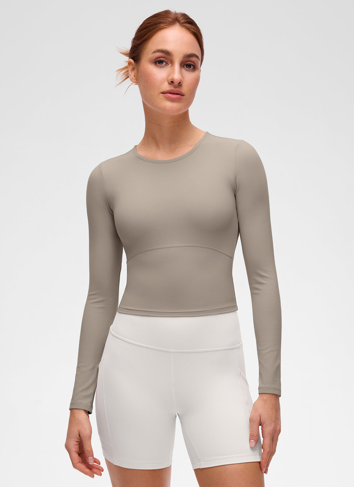 חולצת קרופ Butterluxe ארוכה עם תפר קדמי - Warm Ash Grey