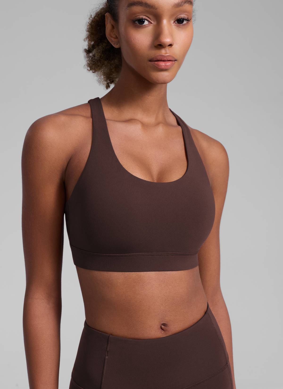 Nakedfeel חזיית ספורט תומכת Cross Back - Hot Fudge Brown