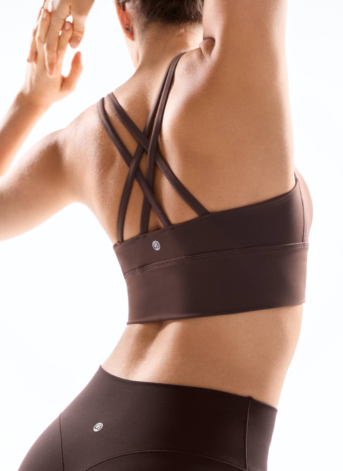 Nakedfeel חזיית קרופ תומכת Strappy Criss Cross - Hot Fudge Brown