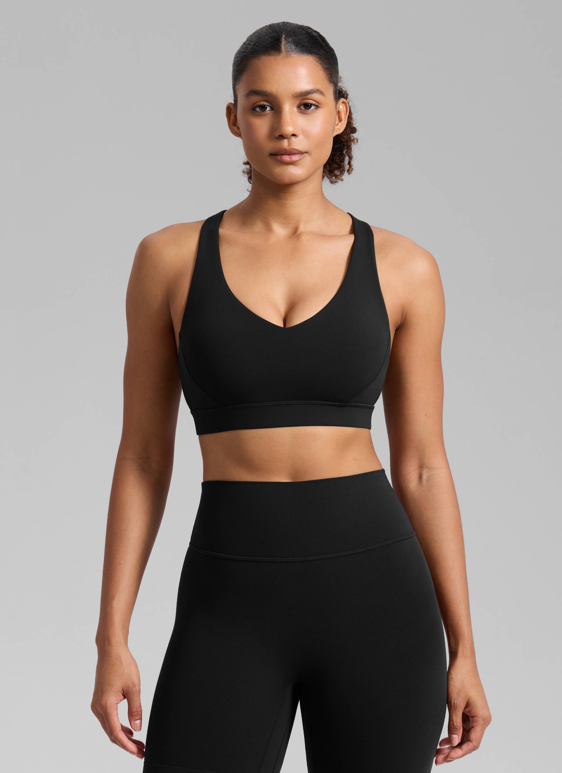חזיית ספורט תומכת Butterbreeze V Neck עם רצועות מתכווננות - שחור