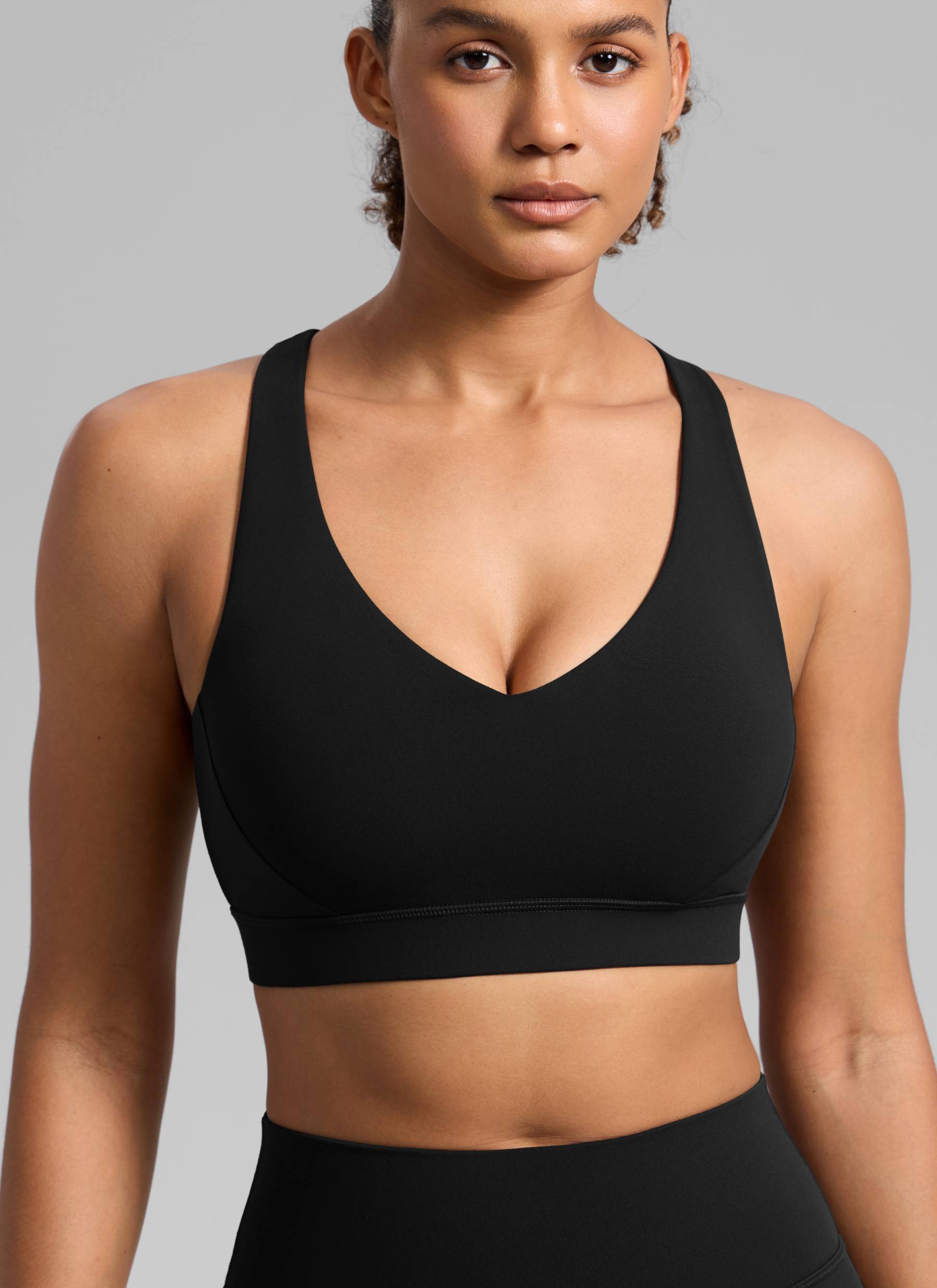 חזיית ספורט תומכת Butterbreeze V Neck עם רצועות מתכווננות - שחור