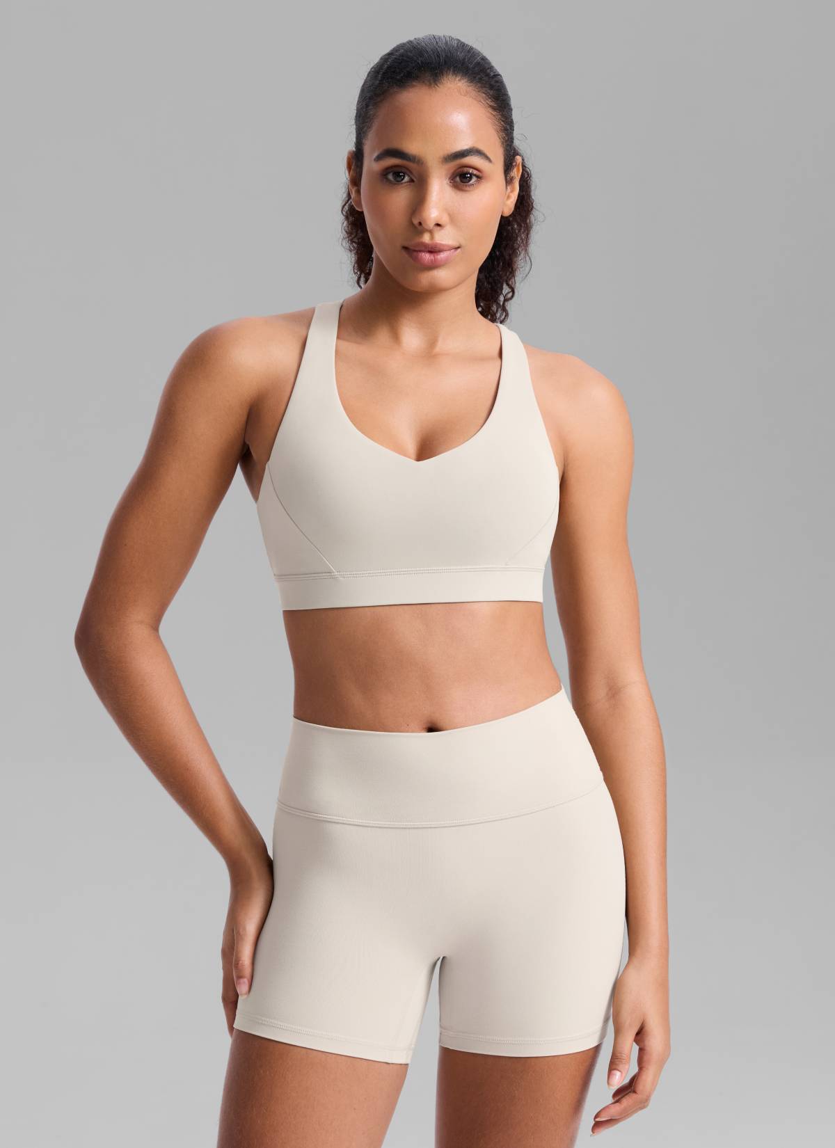 חזיית ספורט תומכת Butterbreeze V Neck עם רצועות מתכווננות - Mojave Tan