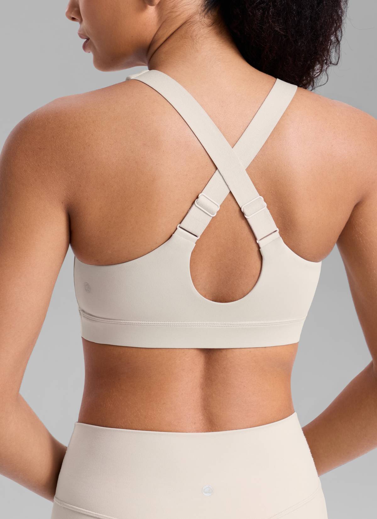 חזיית ספורט תומכת Butterbreeze V Neck עם רצועות מתכווננות - Mojave Tan
