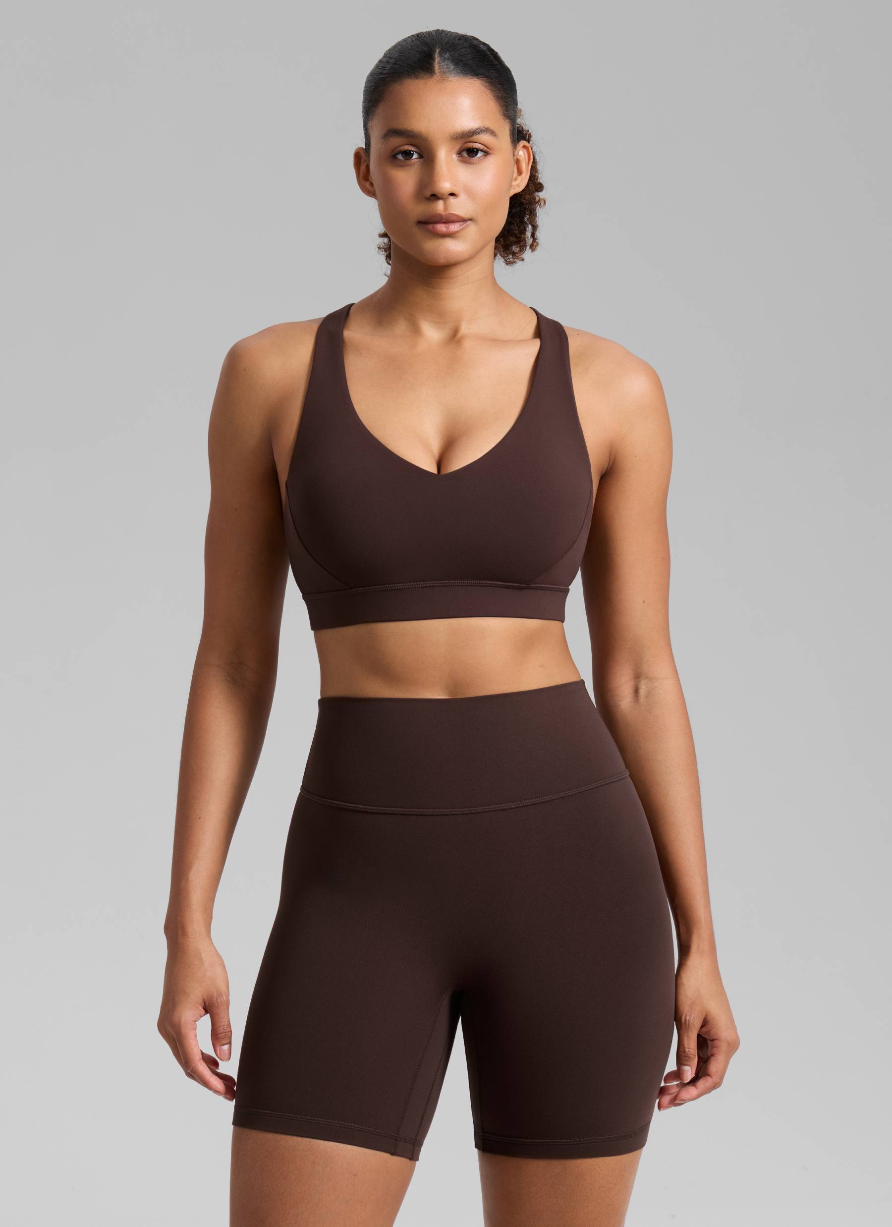 חזיית ספורט תומכת Butterbreeze V Neck עם רצועות מתכווננות - Hot Fudge Brown