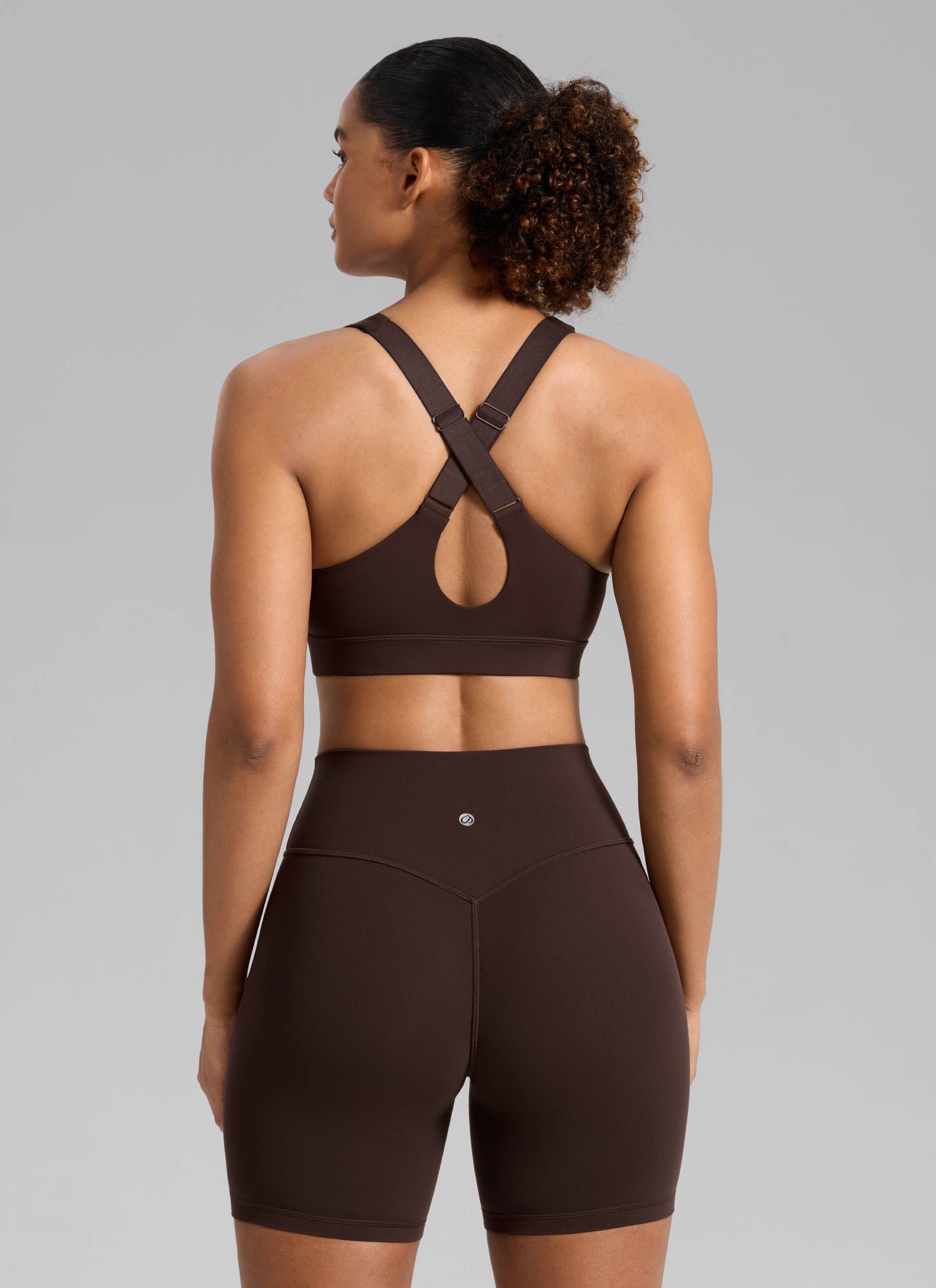 חזיית ספורט תומכת Butterbreeze V Neck עם רצועות מתכווננות - Hot Fudge Brown