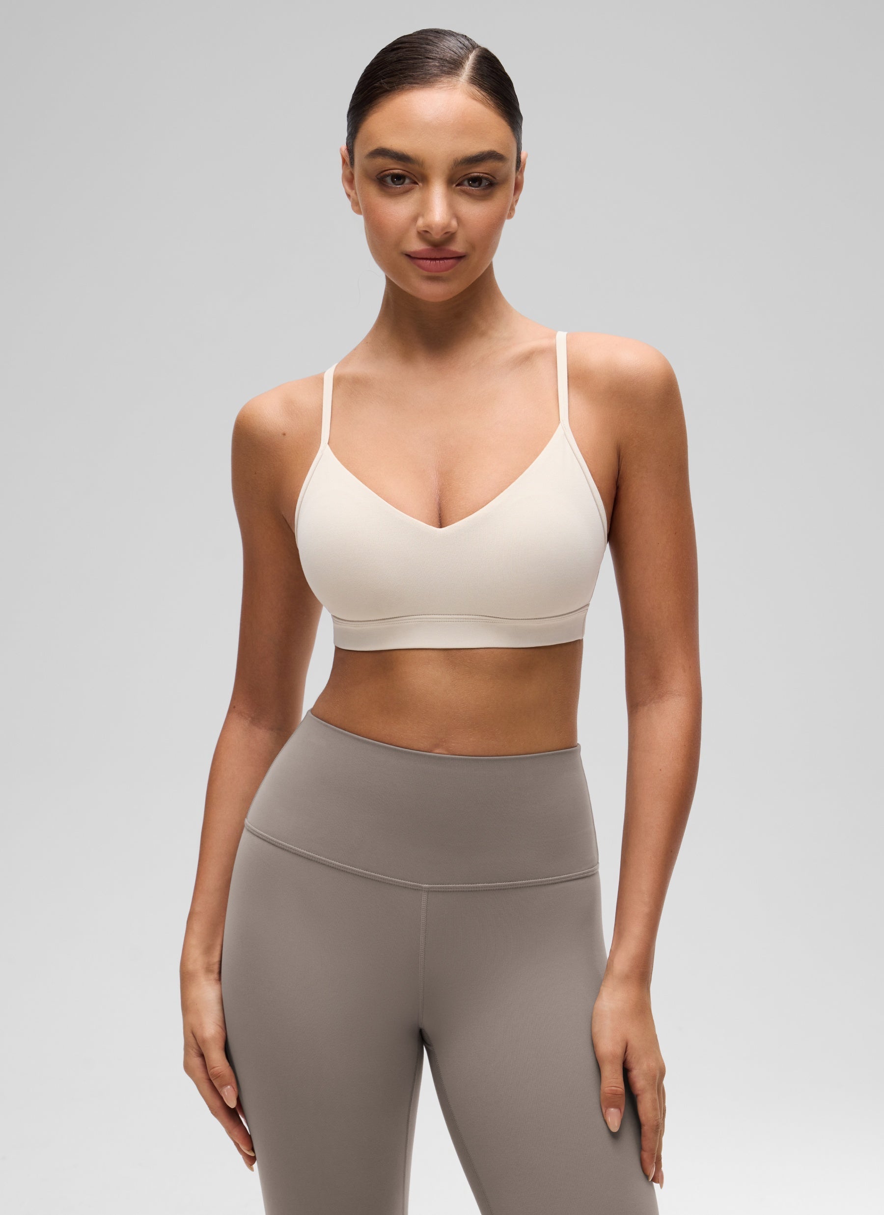 חזיית ספורט Butterluxe V Neck עם רצועות מתכווננות - Mojave Tan