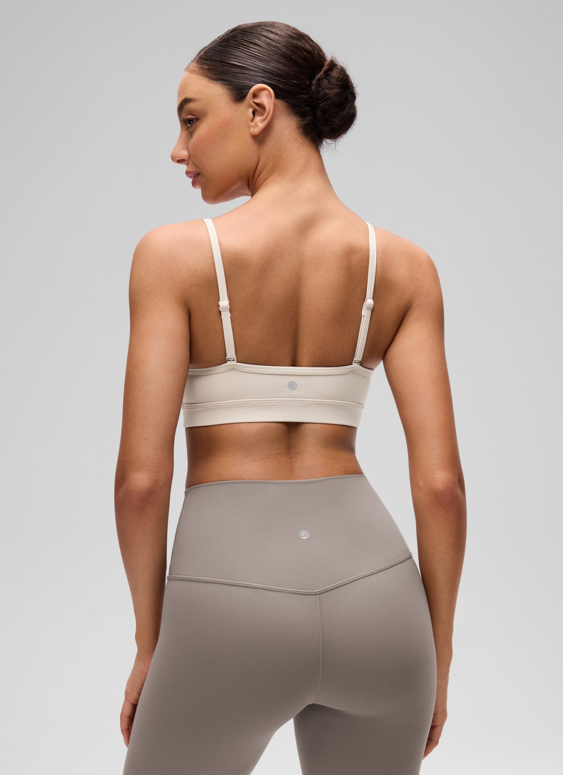 חזיית ספורט Butterluxe V Neck עם רצועות מתכווננות - Mojave Tan