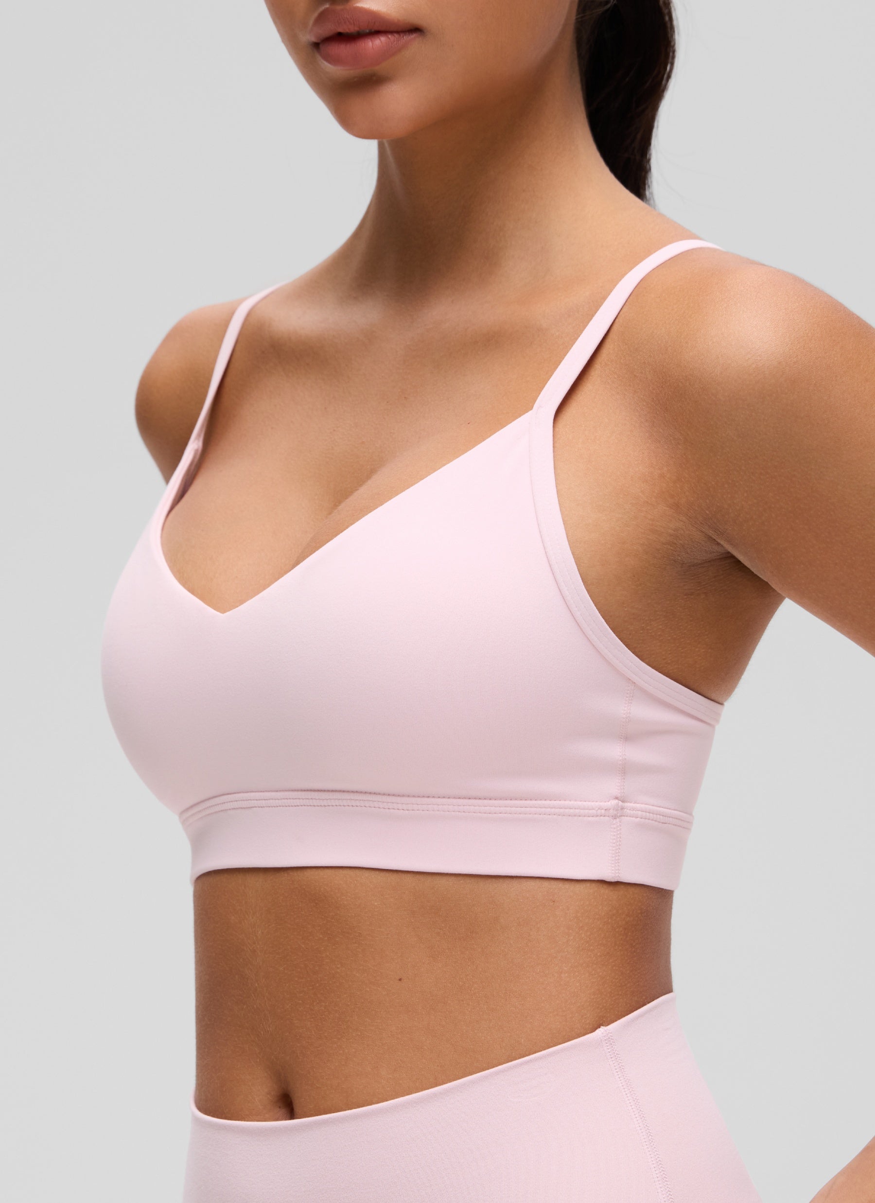 חזיית ספורט Butterluxe V Neck עם רצועות מתכווננות - Strawberry Pink