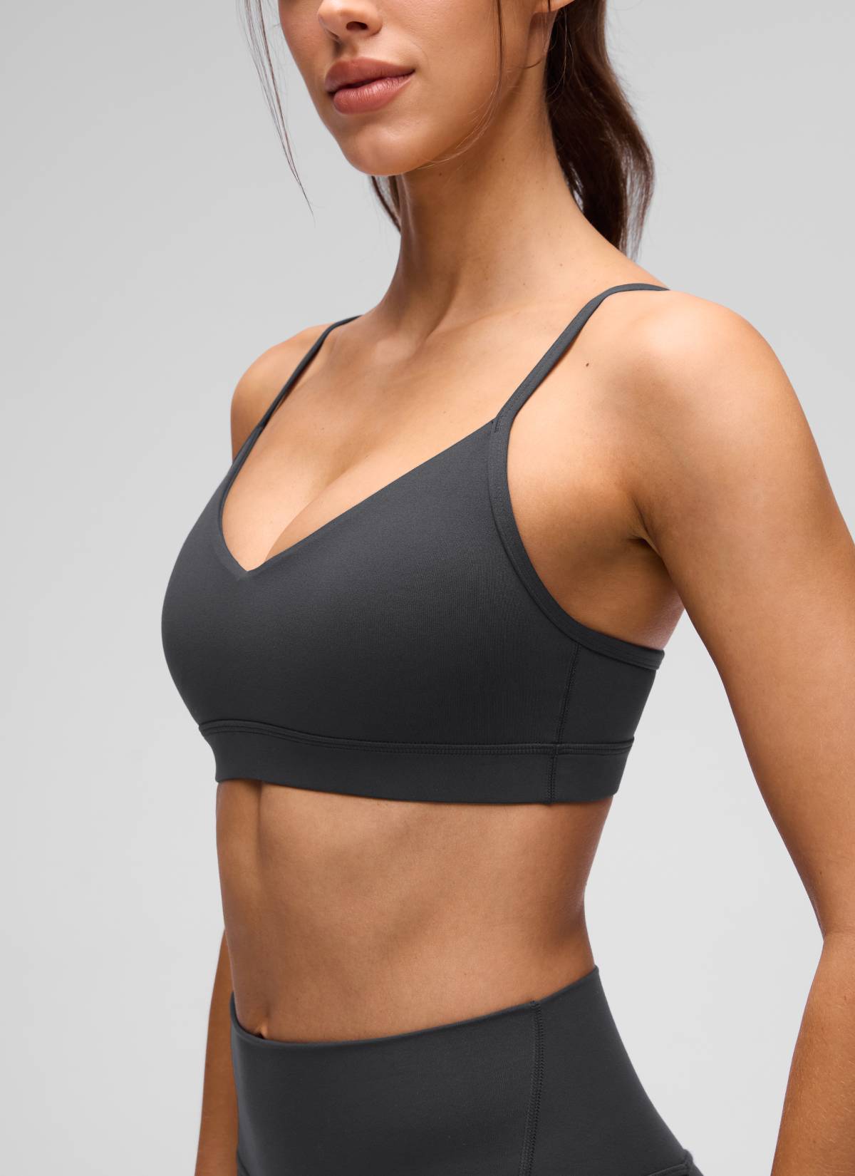 חזיית ספורט Butterluxe V Neck עם רצועות מתכווננות - אפור מעושן