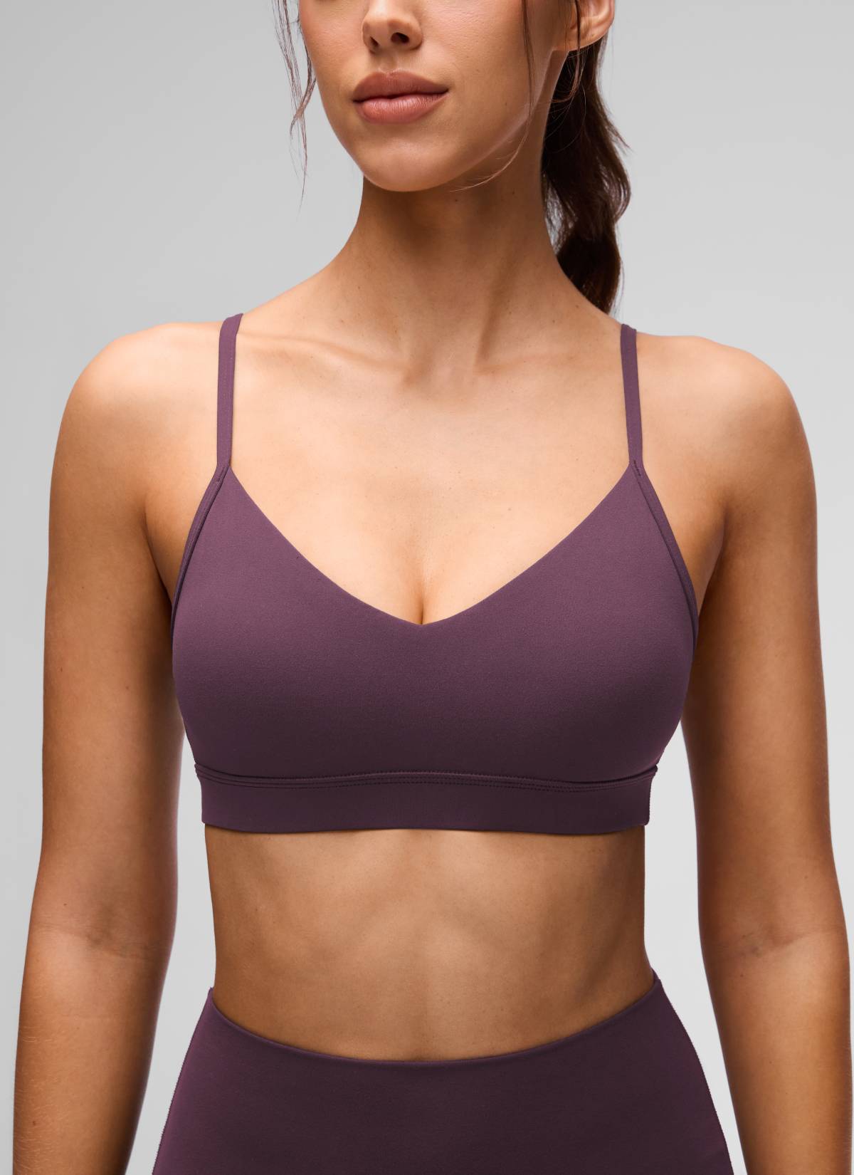חזיית ספורט Butterluxe V Neck עם רצועות מתכווננות - Grape Purple