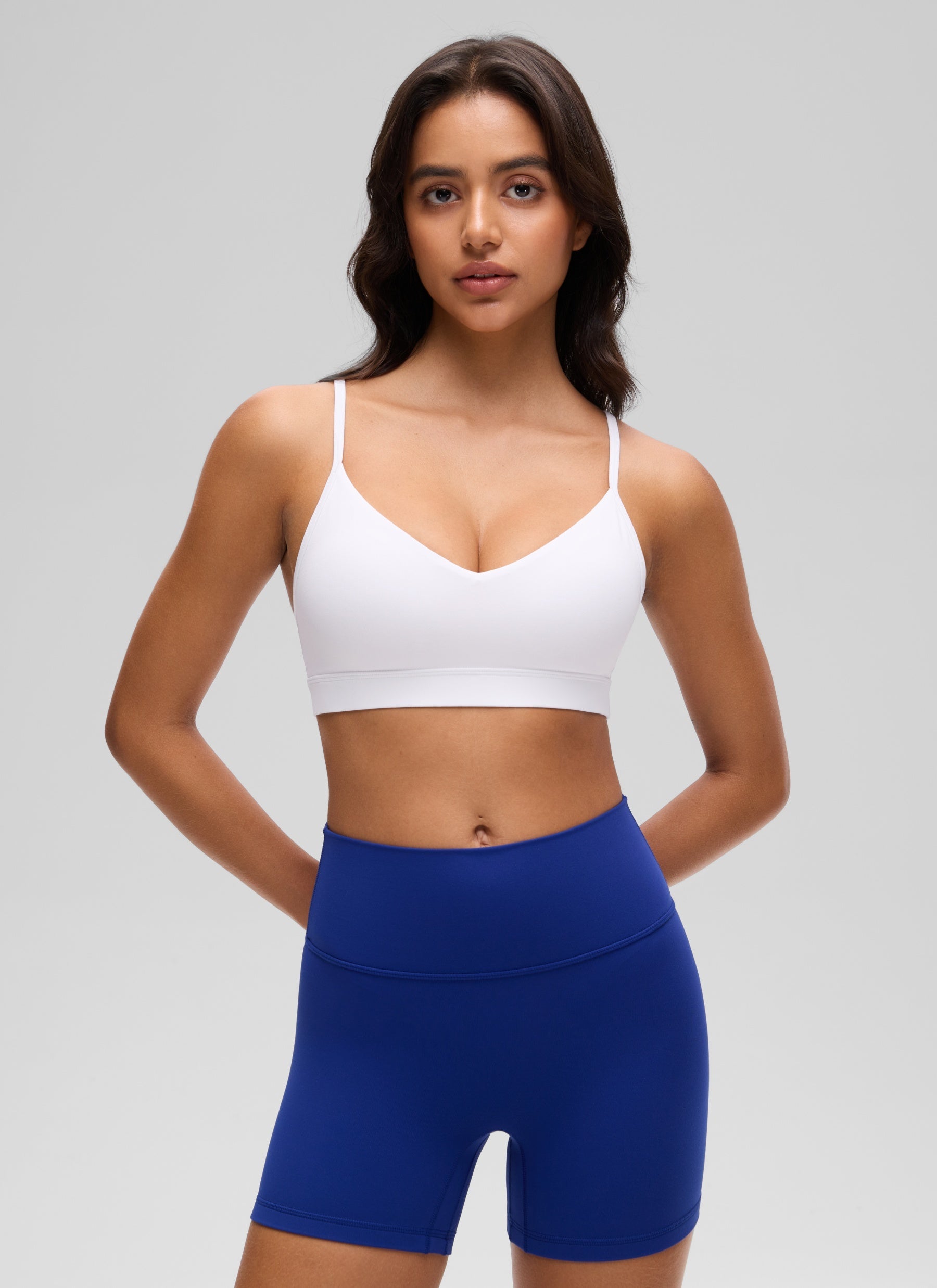 חזיית ספורט Butterluxe V Neck עם רצועות מתכווננות - לבן