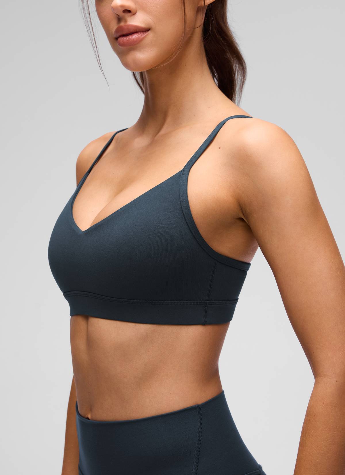 חזיית ספורט Butterluxe V Neck עם רצועות מתכווננות - כחול נייבי