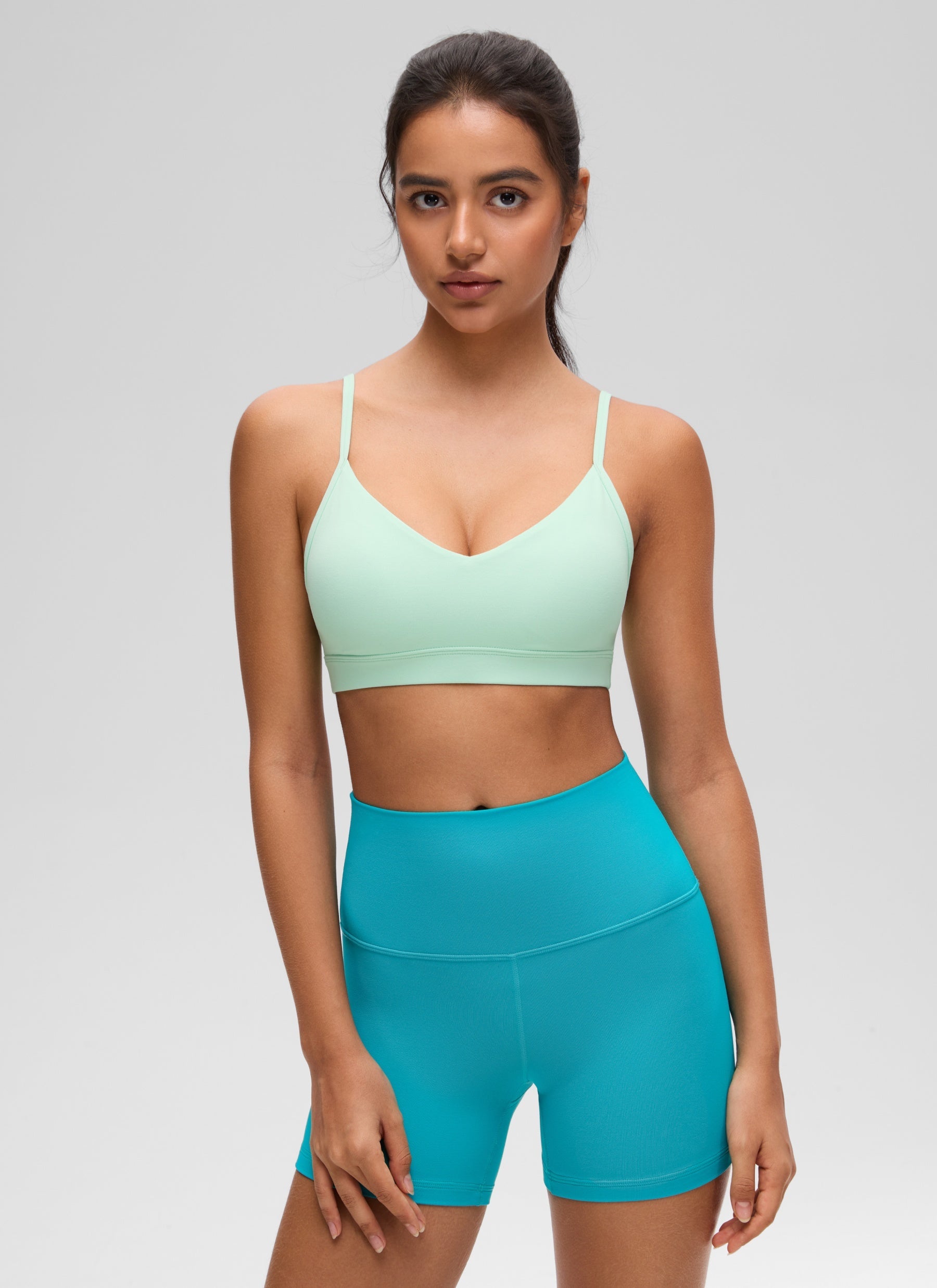 חזיית ספורט Butterluxe V Neck עם רצועות מתכווננות - Mint Moment