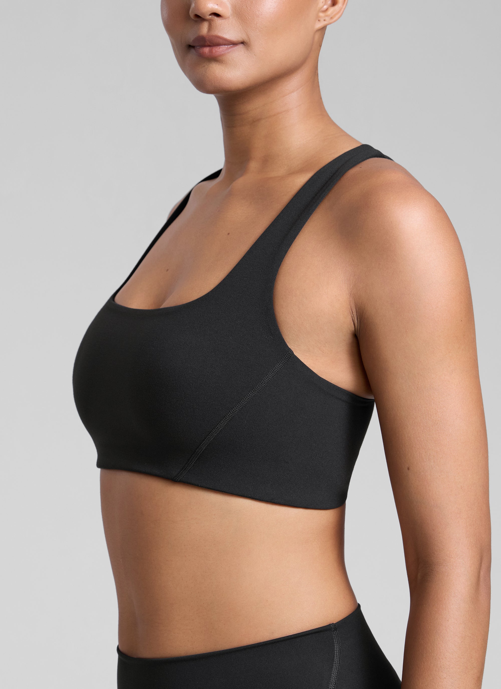 חזיית ספורט Butterlift Square Neck - שחור