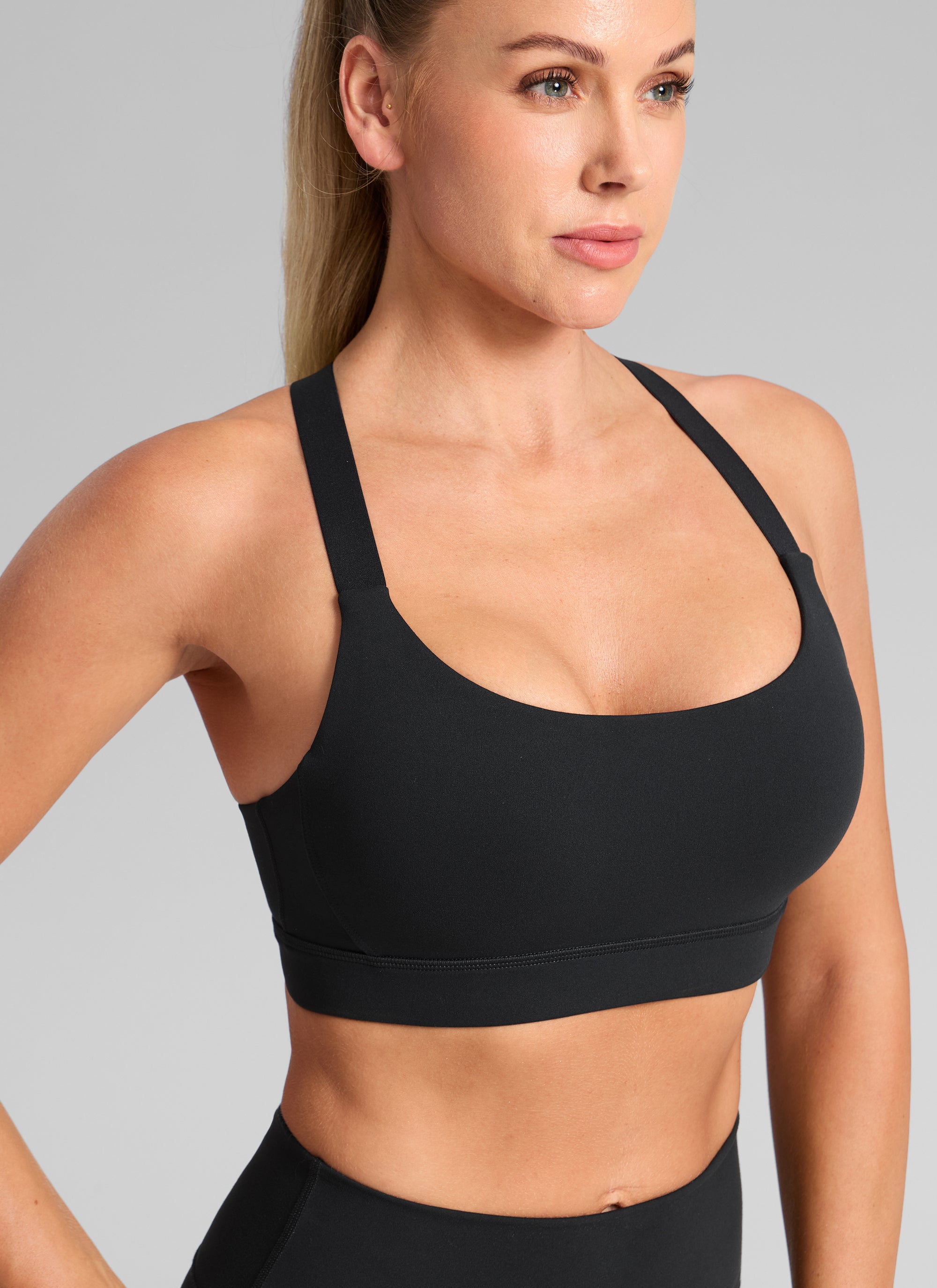 חזיית ספורט תומכת Butterbreeze Scoop Neck Y Back עם רצועות מתכווננות - שחור