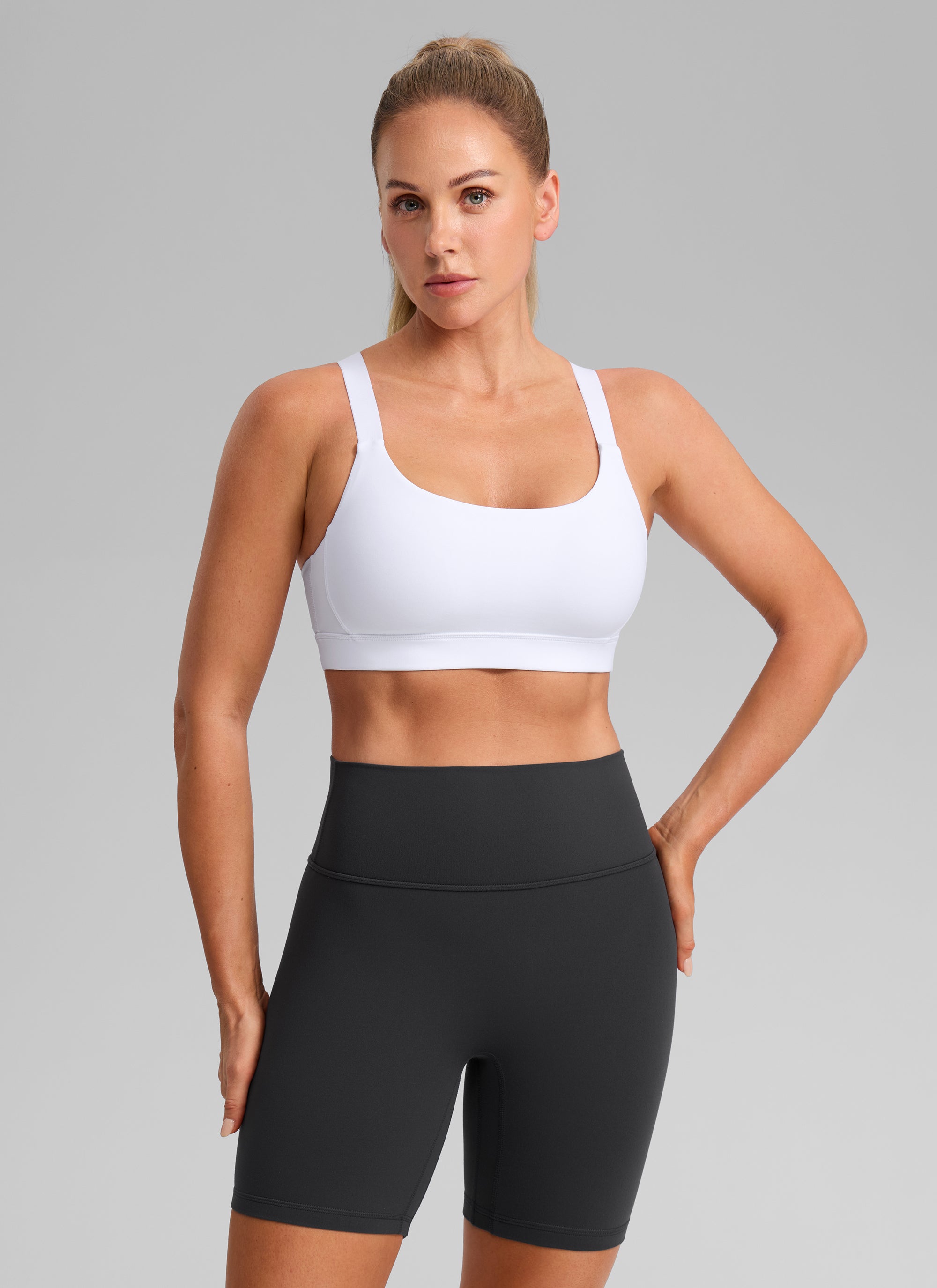 חזיית ספורט תומכת Butterbreeze Scoop Neck Y Back עם רצועות מתכווננות - לבן