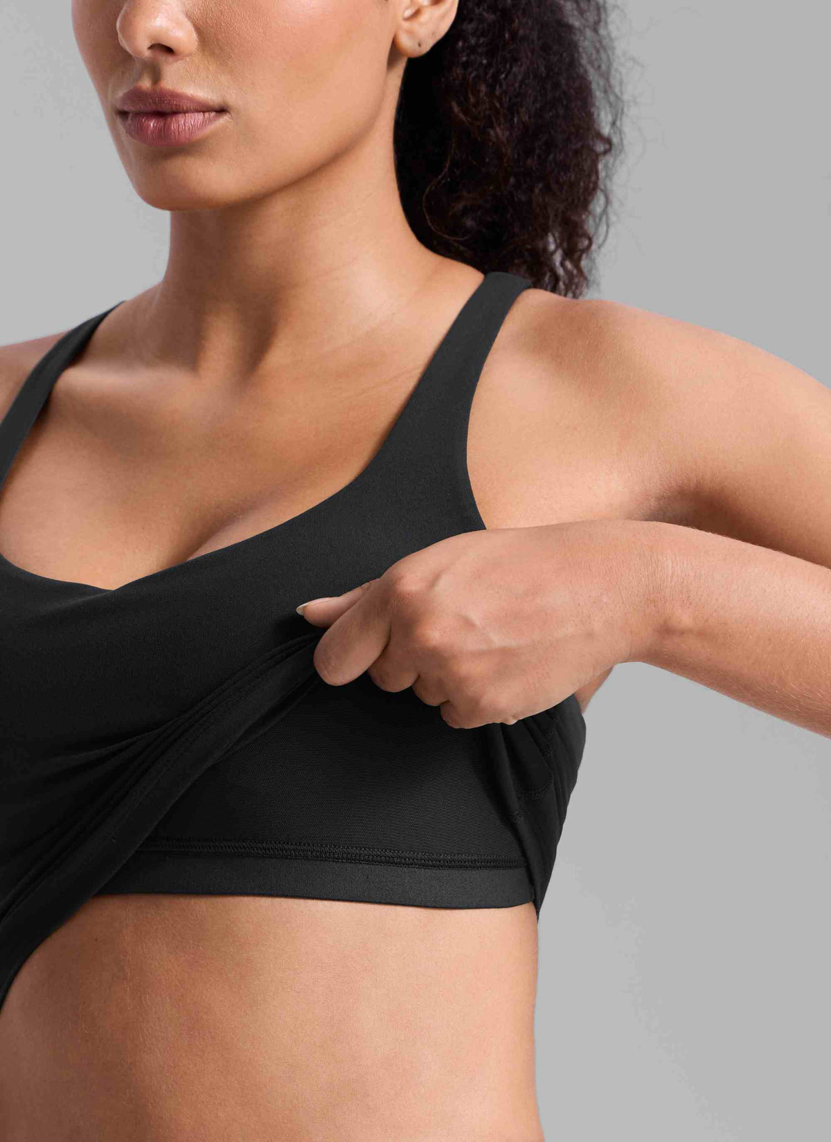 גופייה עם חזייה פנימית Butterlift V Neck Racerback עם רצועות מתכווננות - שחור