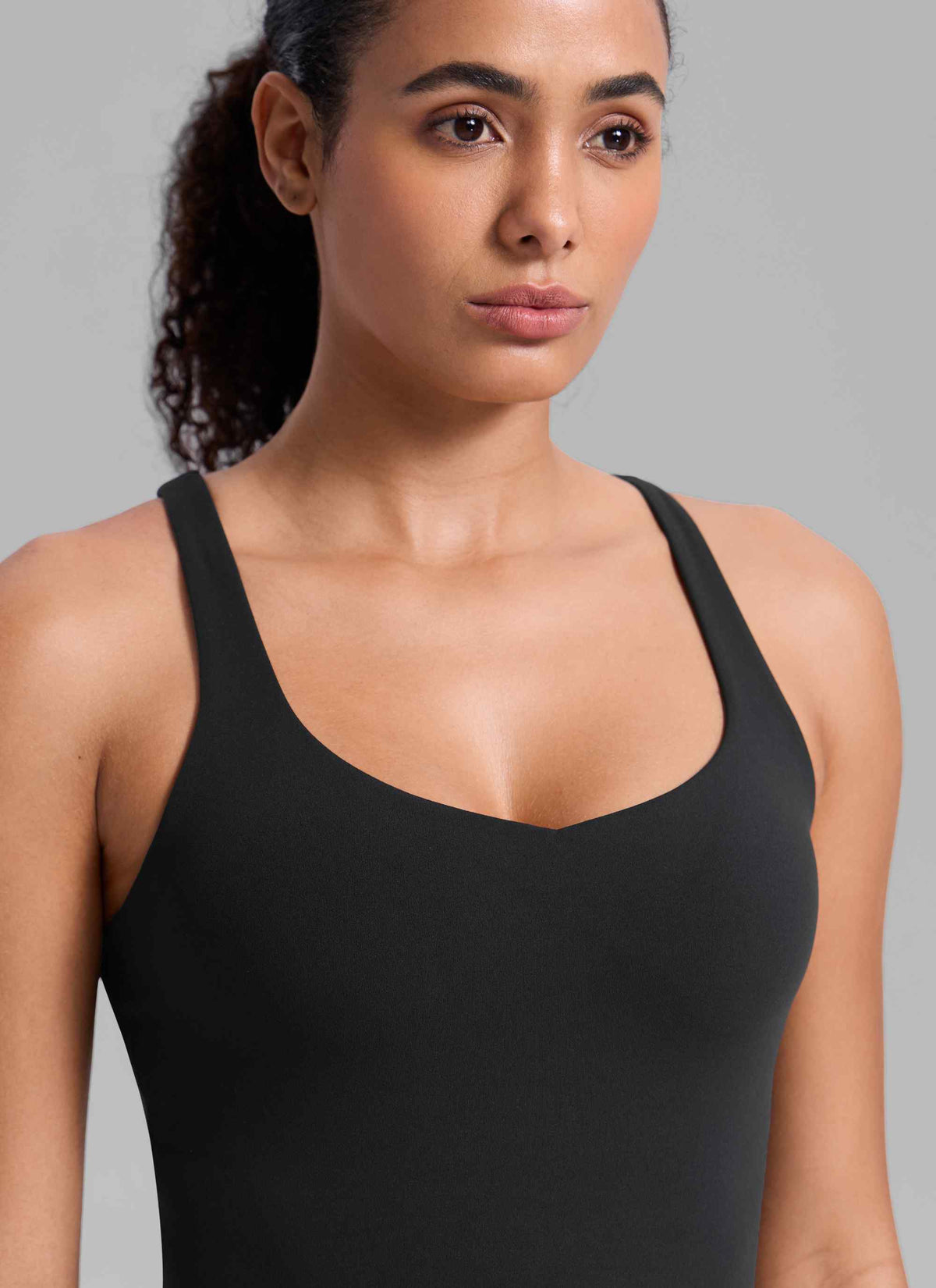 גופייה עם חזייה פנימית Butterlift V Neck Racerback עם רצועות מתכווננות - שחור