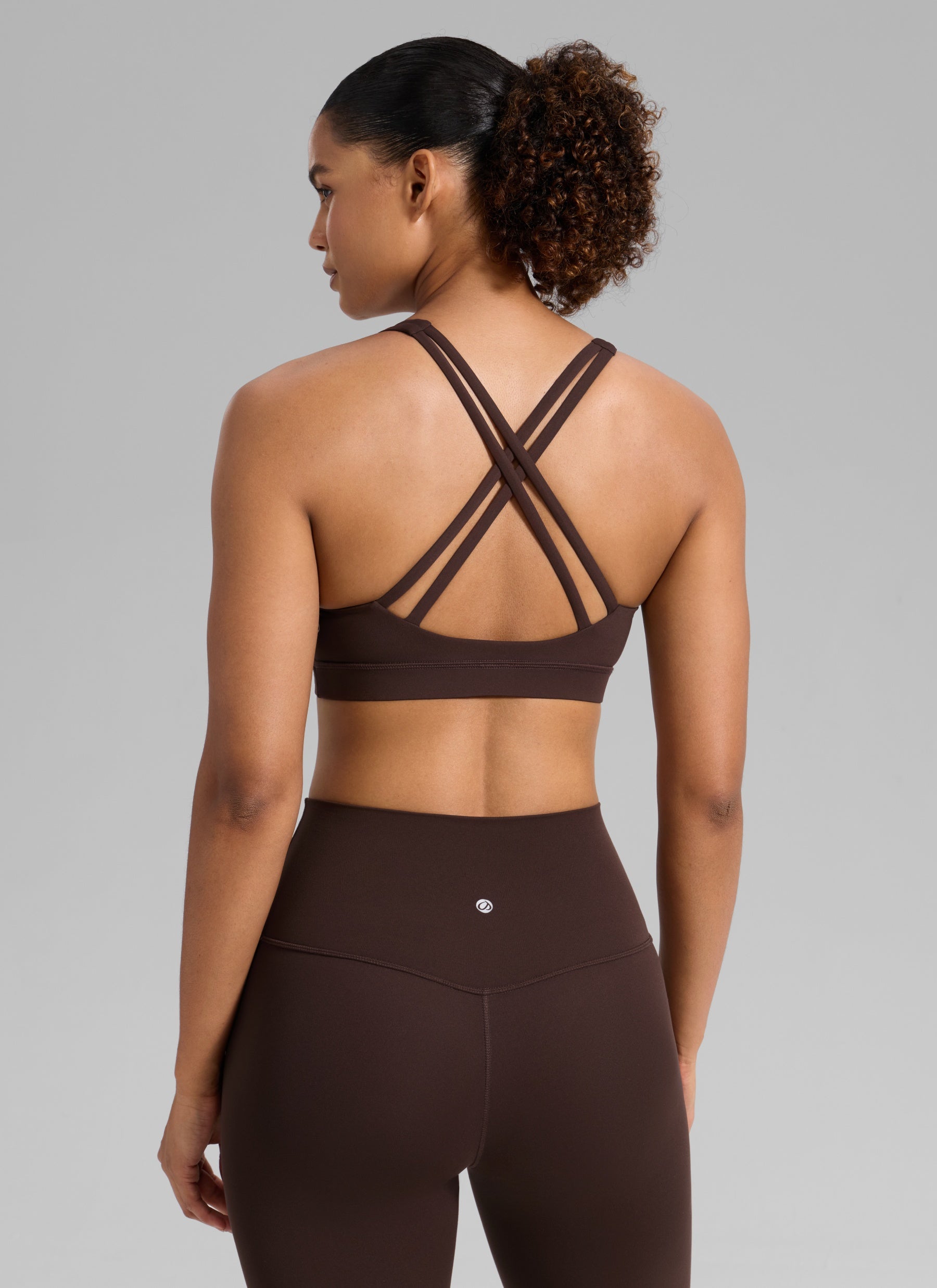 NakedFeel חזיית ספורט תומכת Criss Cross - Hot Fudge Brown