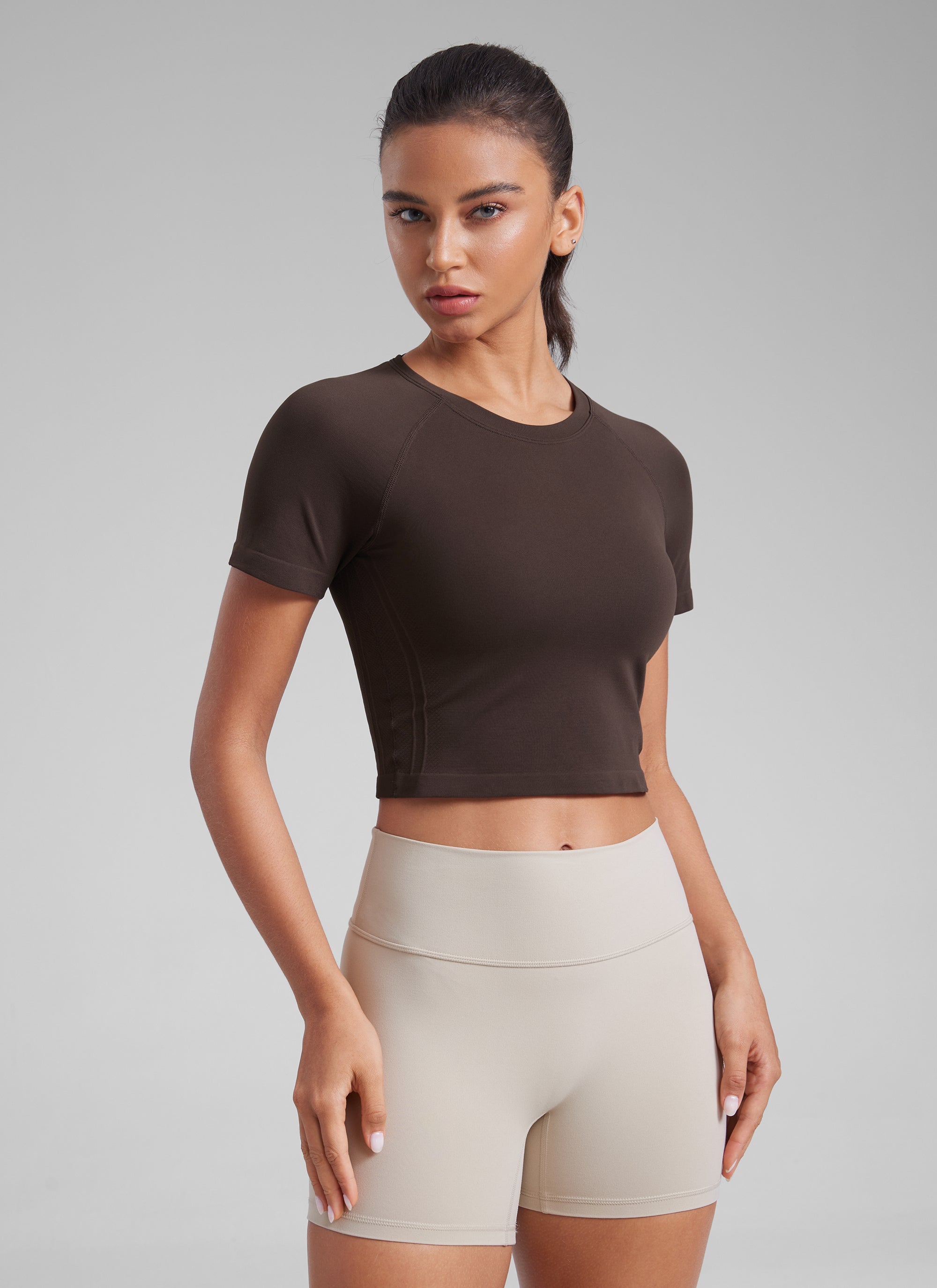 חולצת קרופ קצרה Seamless Crew Neck - Hot Fudge Brown