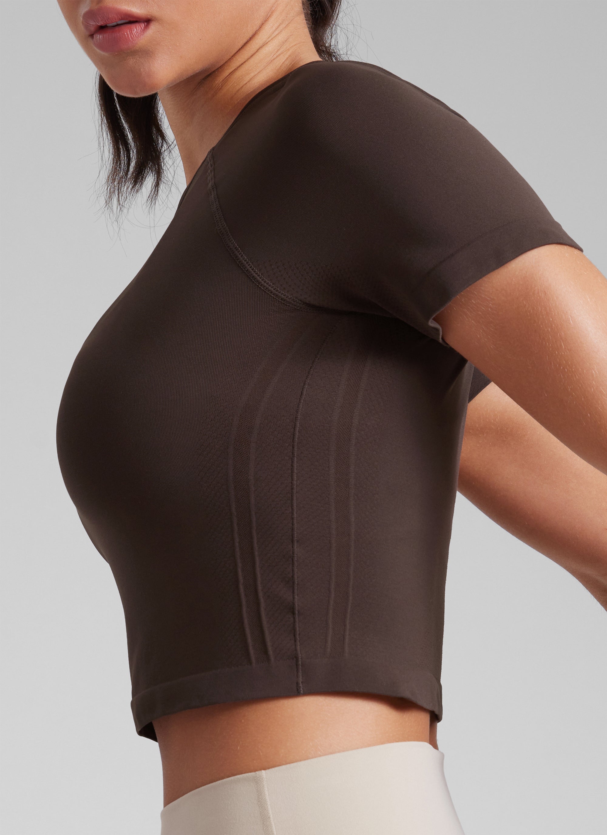 חולצת קרופ קצרה Seamless Crew Neck - Hot Fudge Brown
