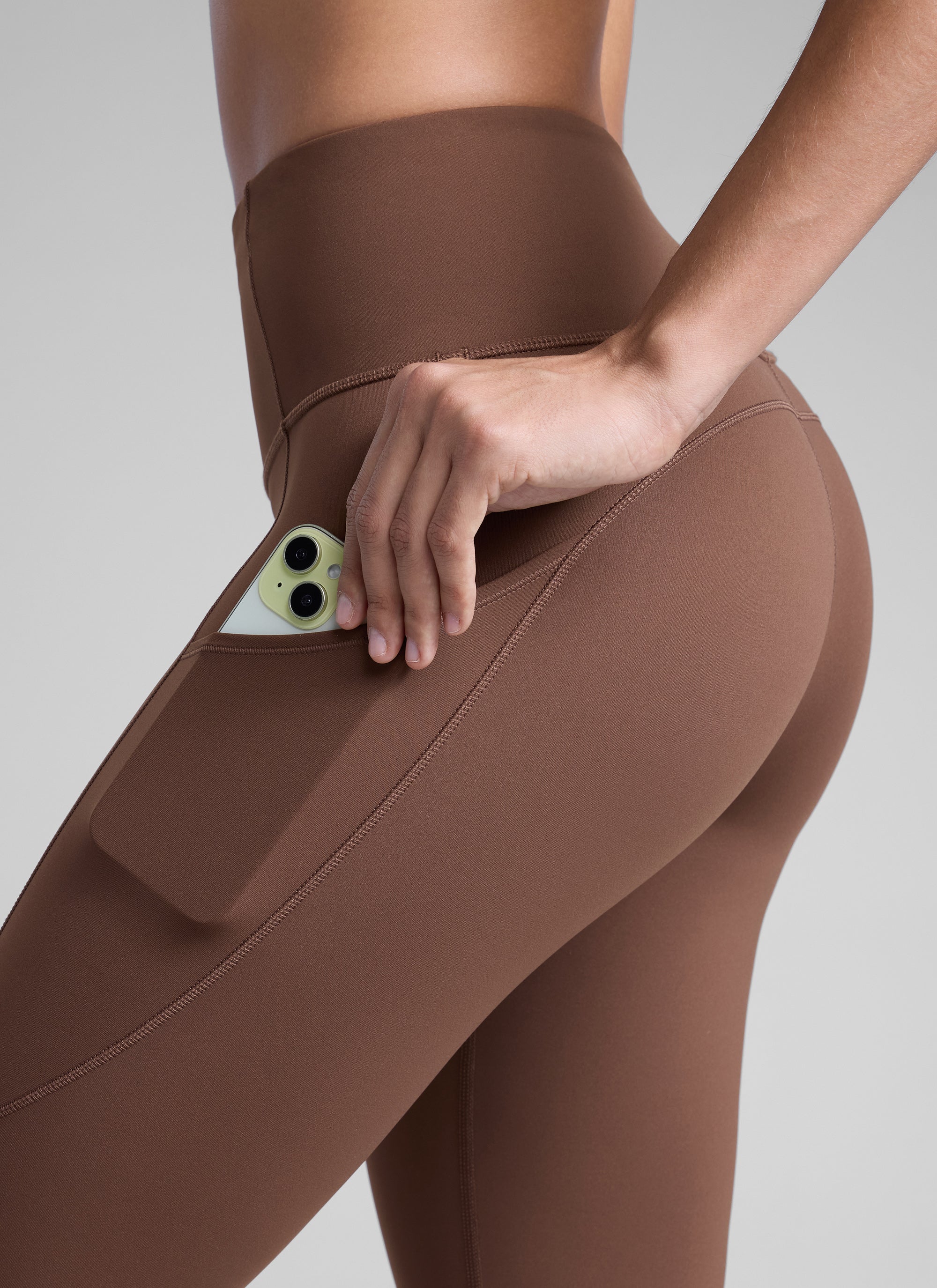 טייץ 25" NakedFeel עם כיסים - Coffee Brown