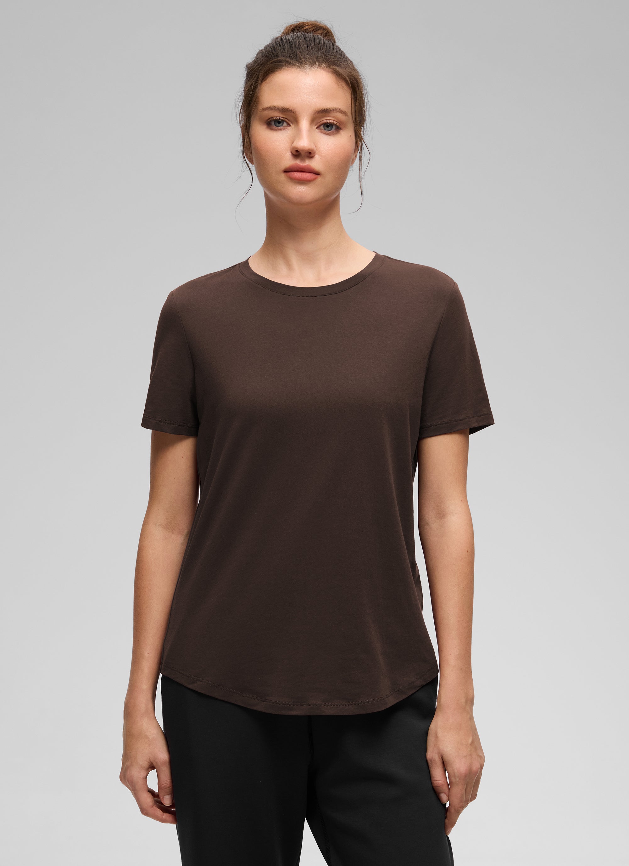 חולצה קצרה Pima Cotton Round Neck - Hot Fudge Brown