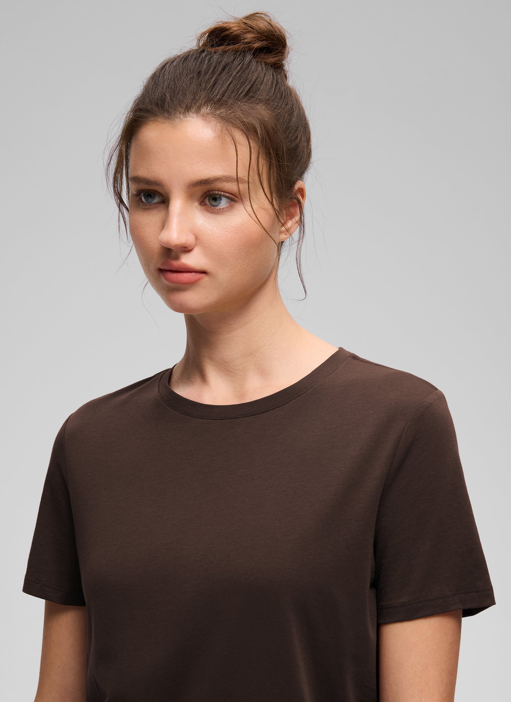 חולצה קצרה Pima Cotton Round Neck - Hot Fudge Brown
