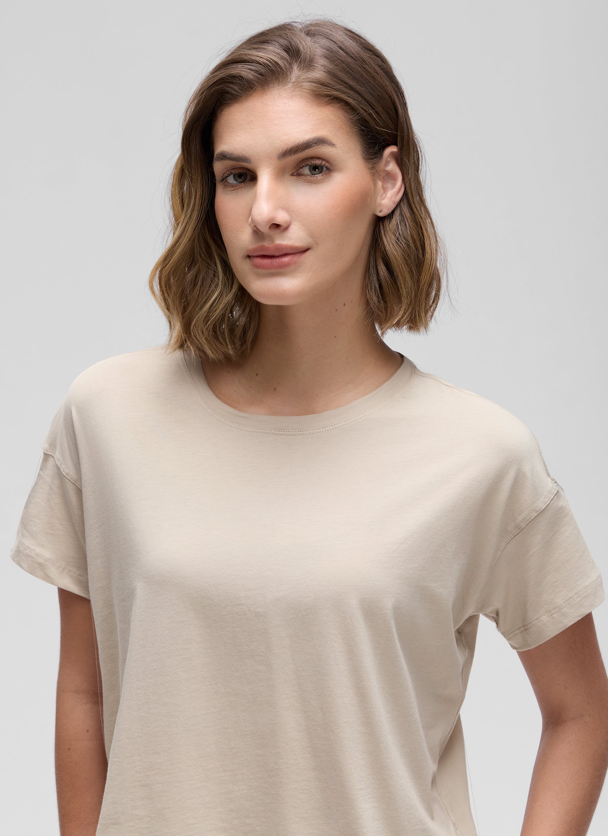 חולצת קרופ Pima Cotton Crew Neck - Mojave Tan