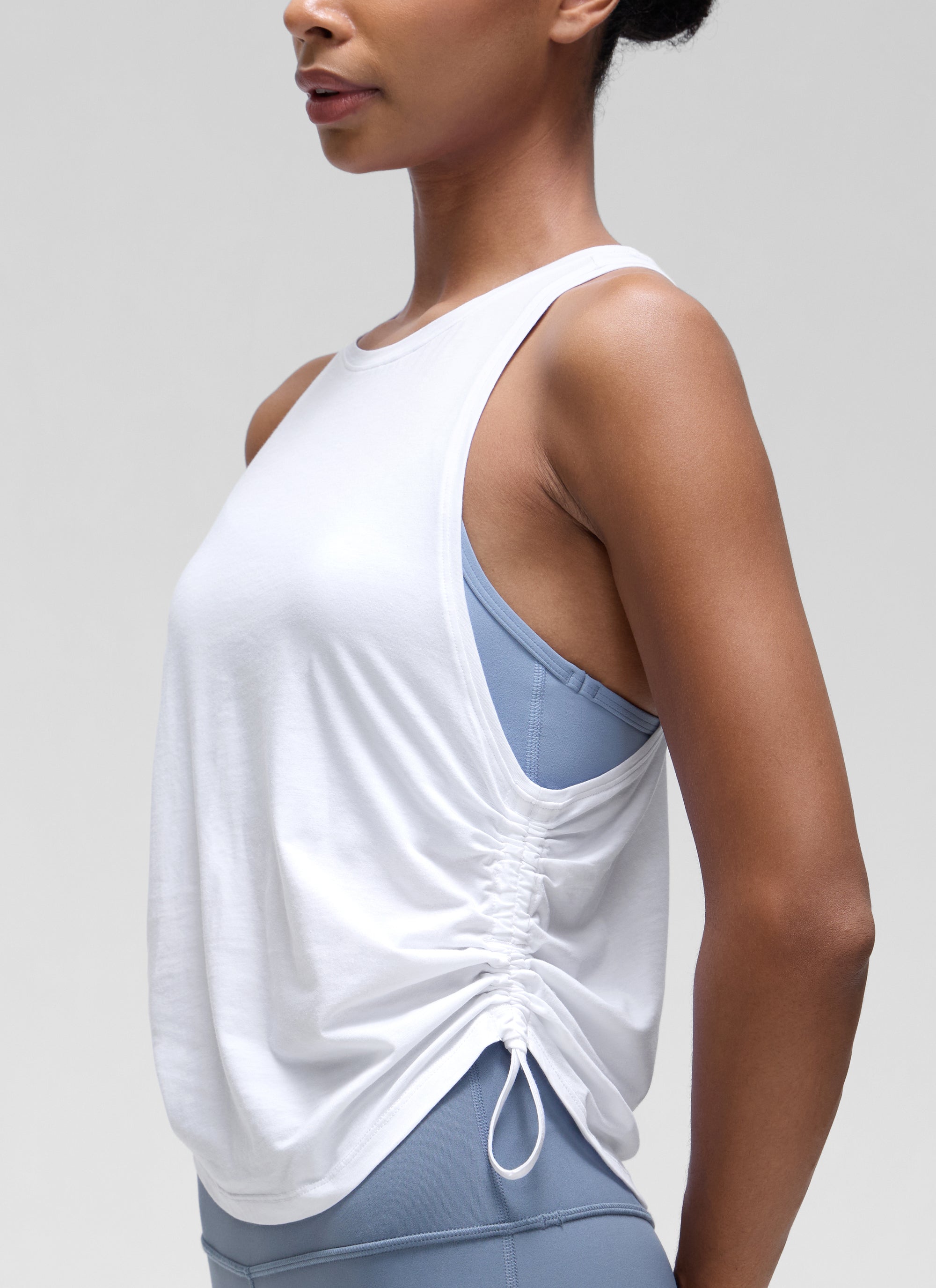 גופיית אימון Pima Cotton Racerback Ruched - לבן
