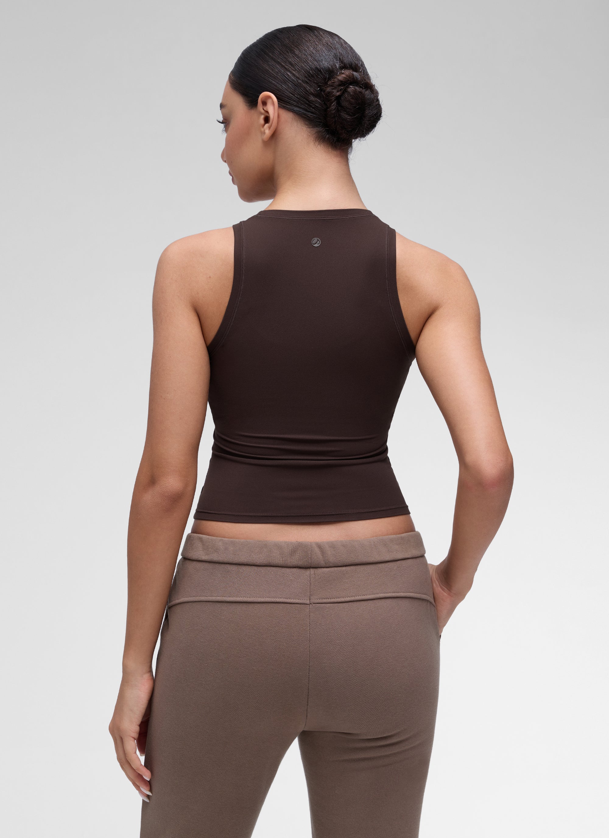 גופייה Softembrace High Neck Racerback בטנה כפולה - Hot Fudge Brown