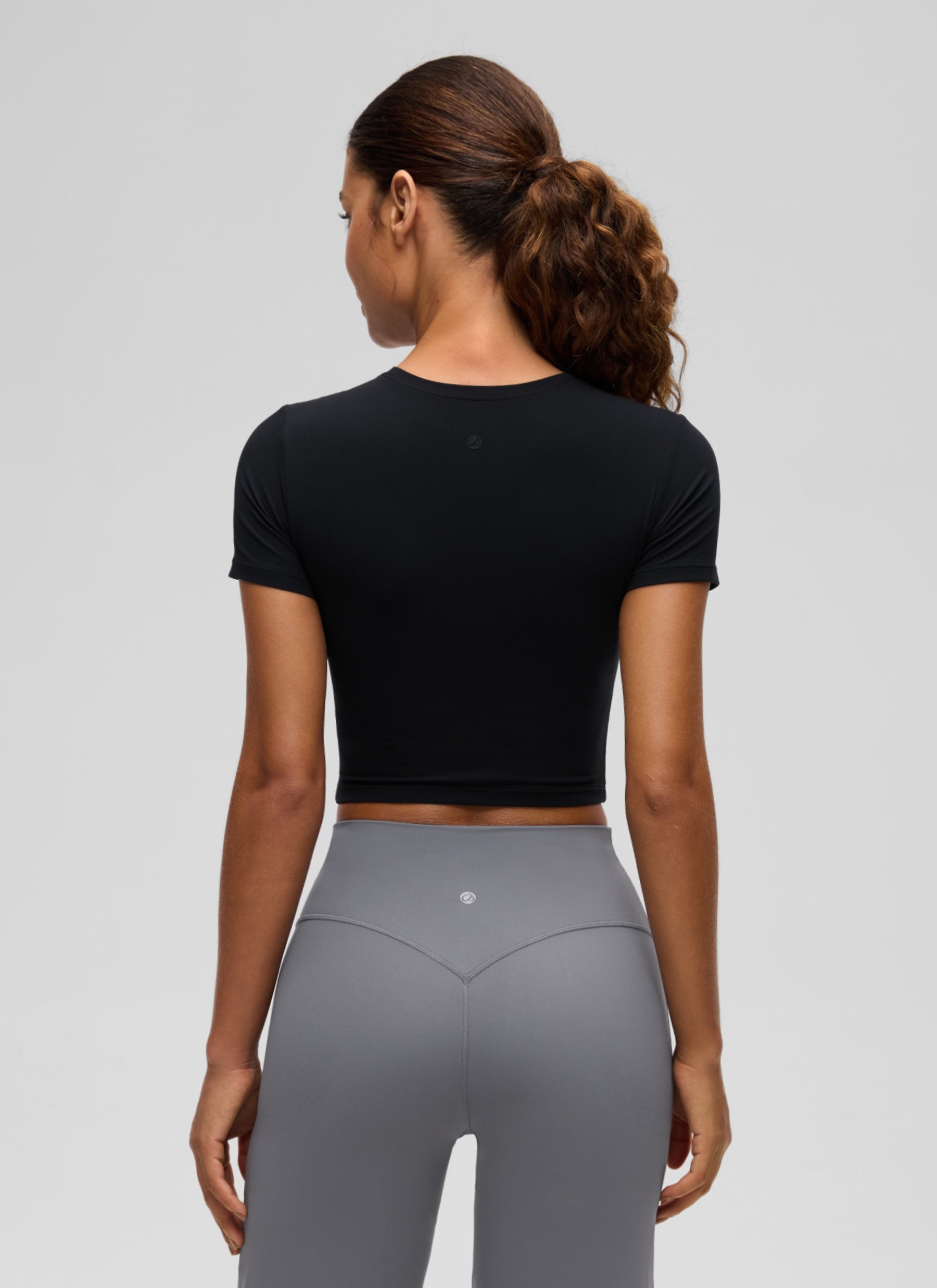 חולצת קרופ קצרה Softembrace Crewneck - שחור