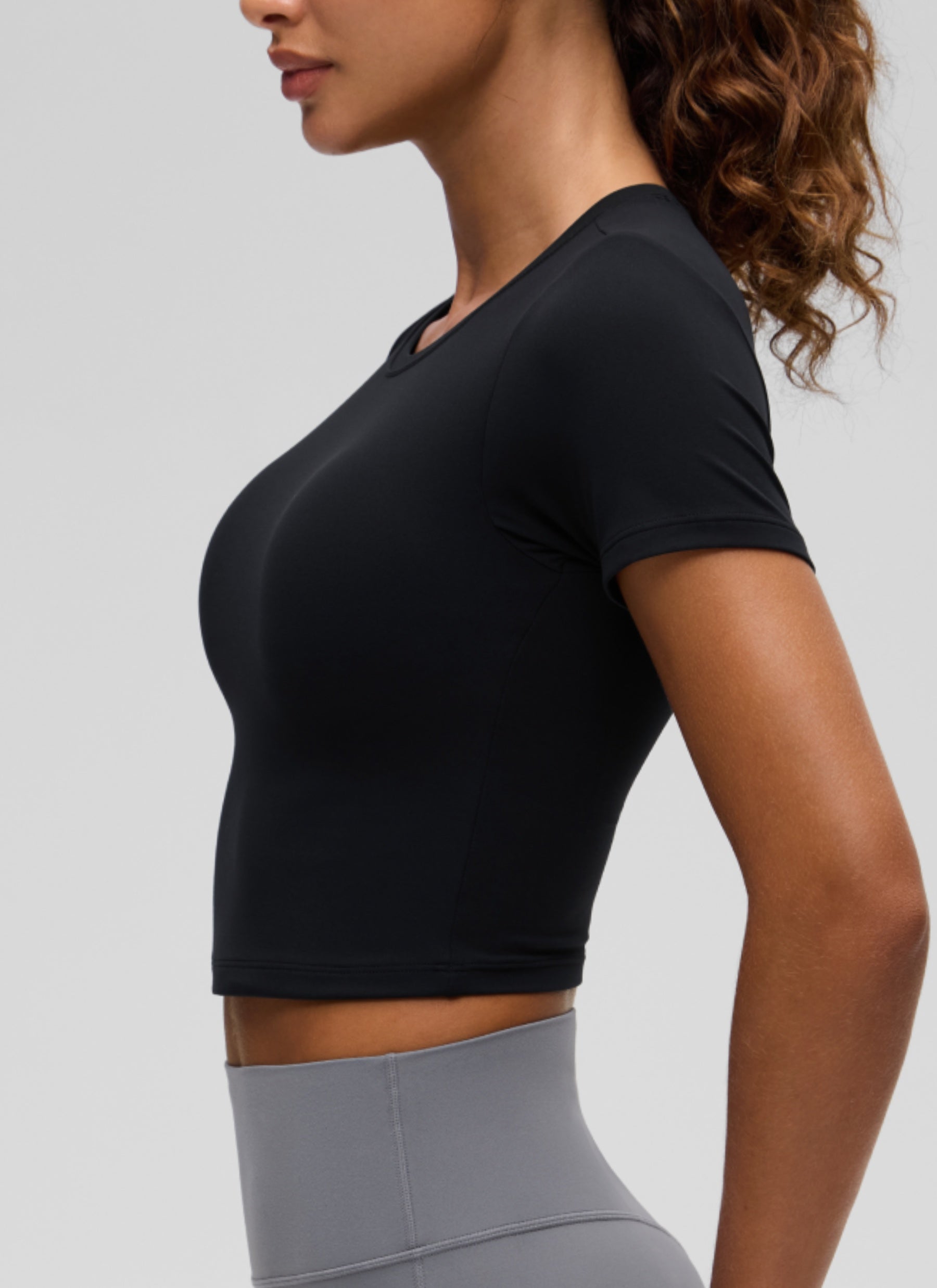 חולצת קרופ קצרה Softembrace Crewneck - שחור