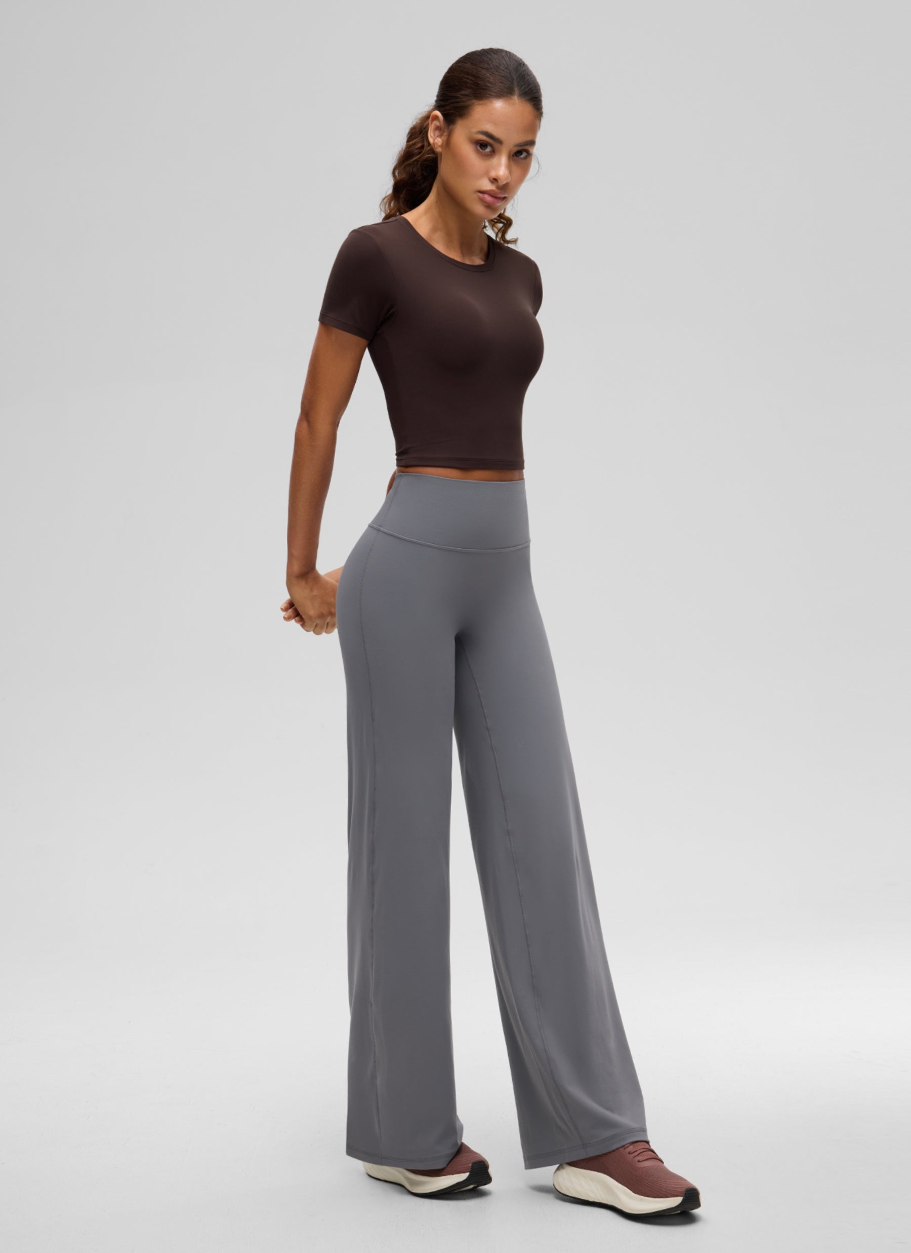 חולצת קרופ קצרה Softembrace Crewneck - Hot Fudge Brown