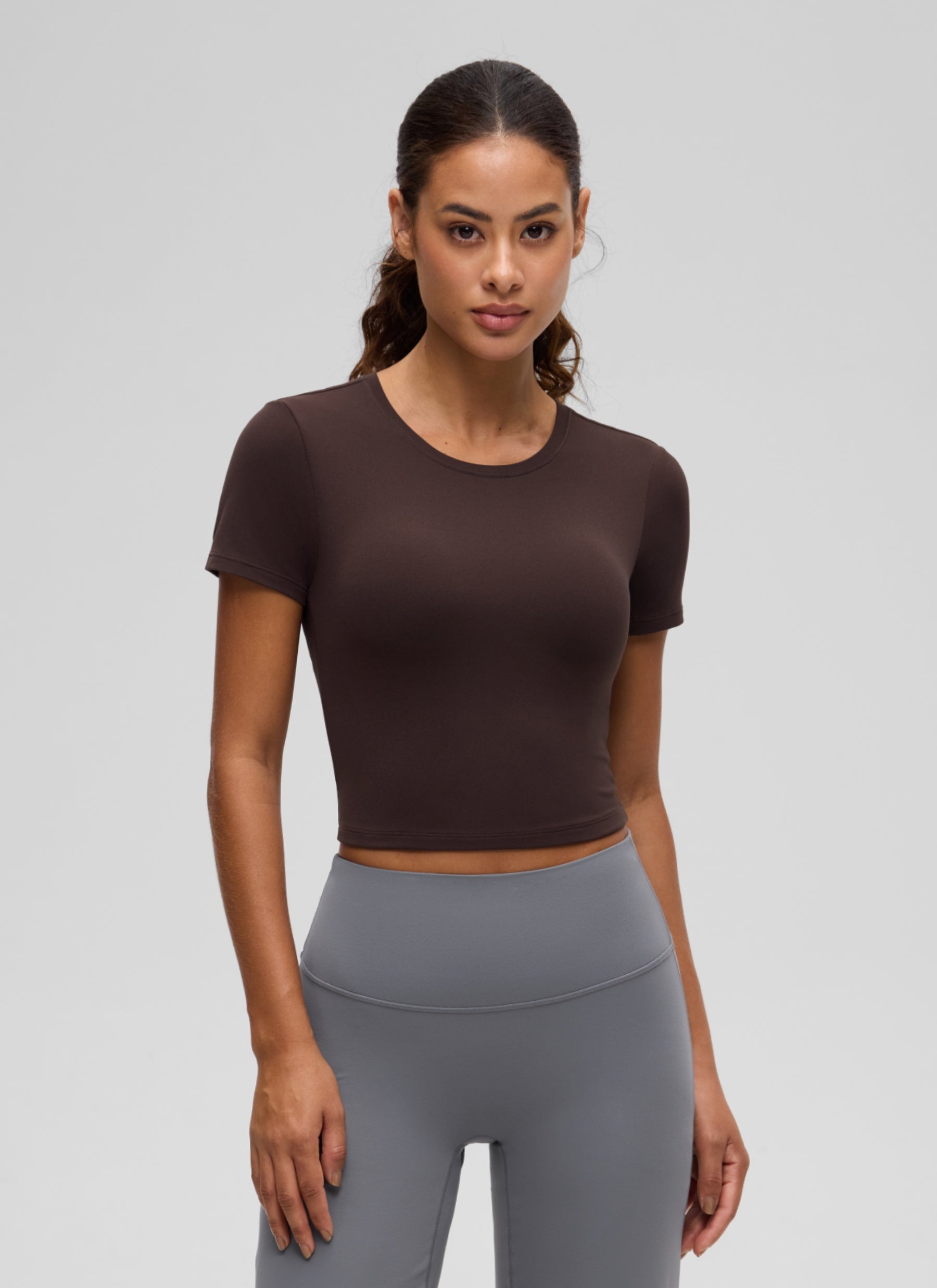 חולצת קרופ קצרה Softembrace Crewneck - Hot Fudge Brown