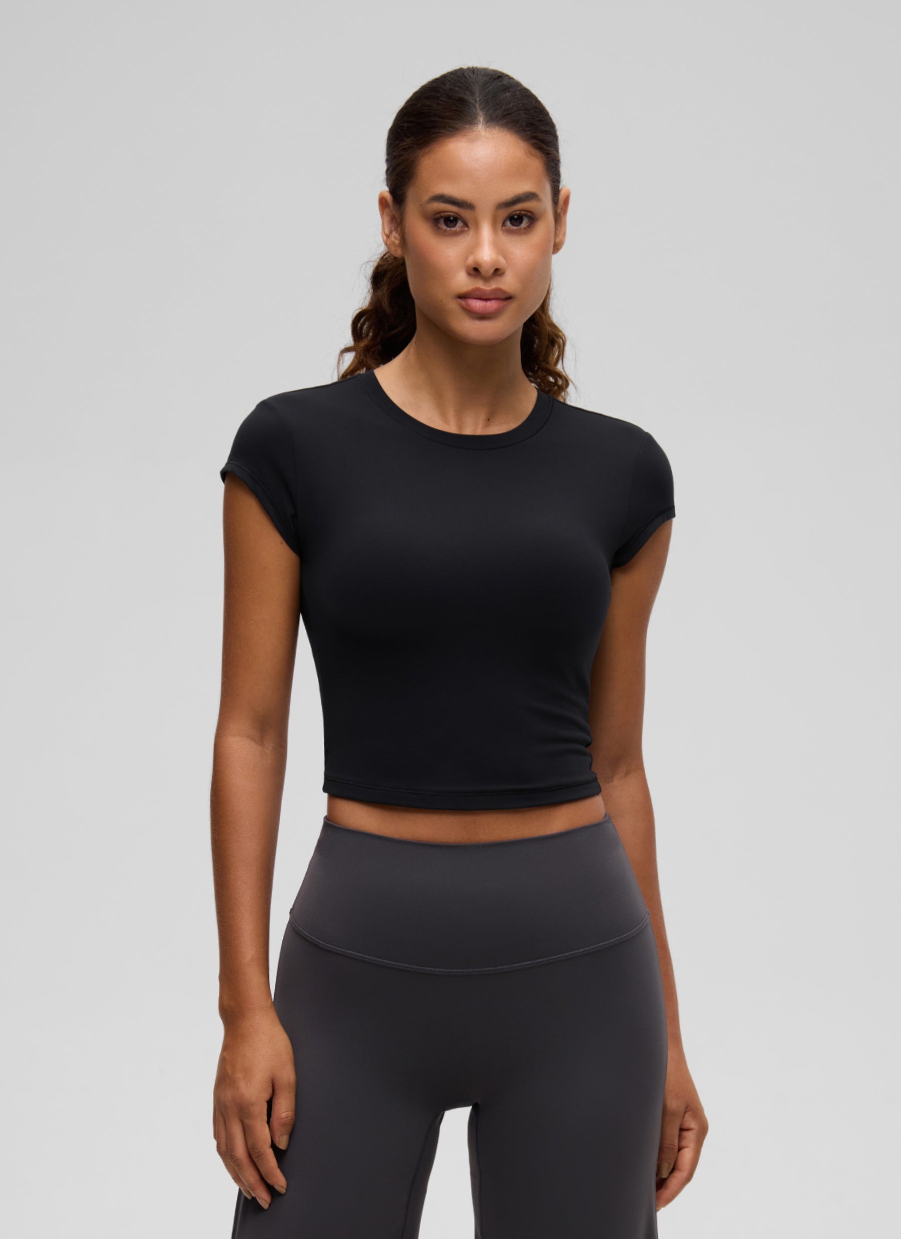 חולצת קרופ קצרה Softembrace Cap Sleeve - שחור