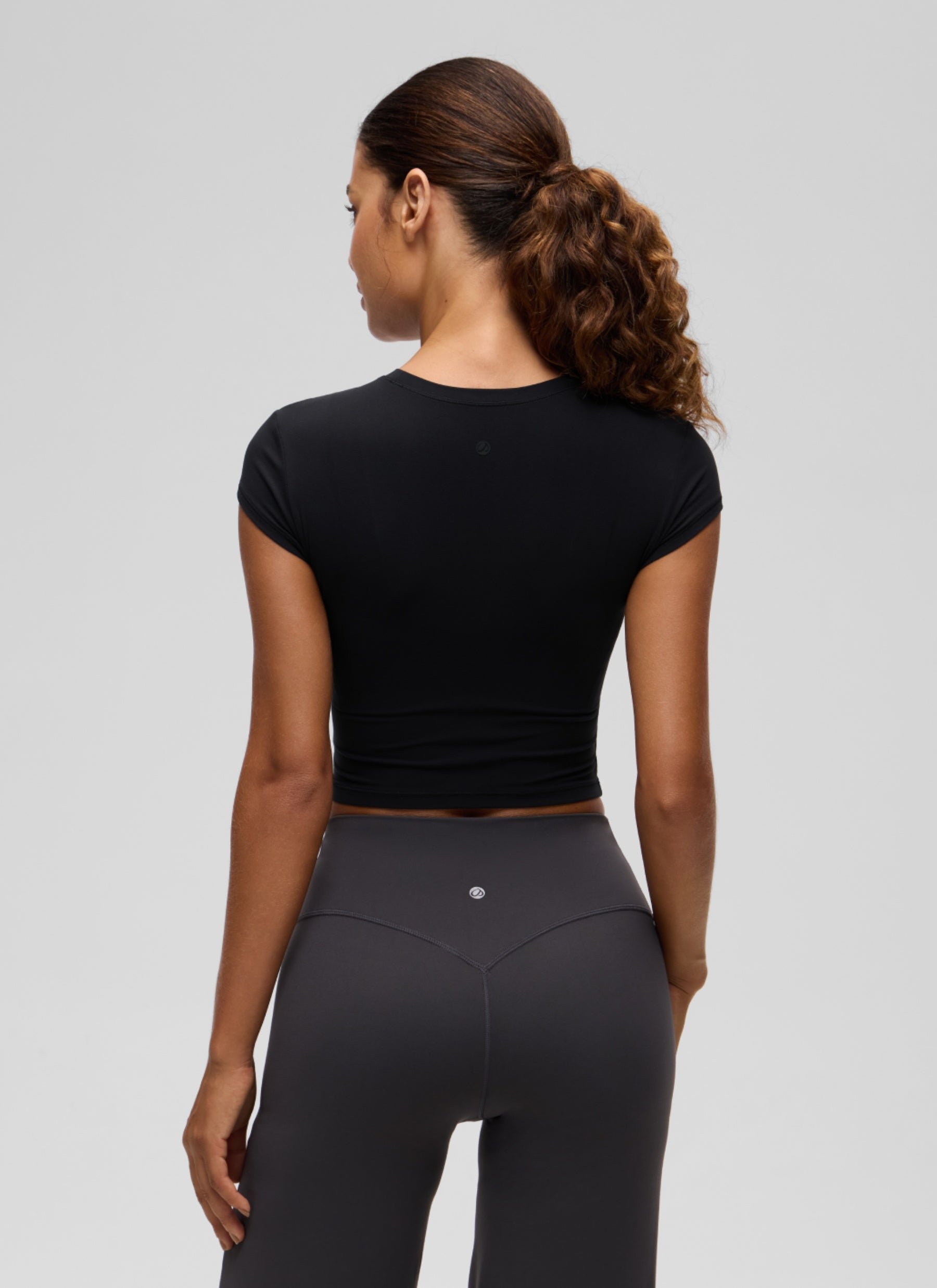חולצת קרופ קצרה Softembrace Cap Sleeve - שחור